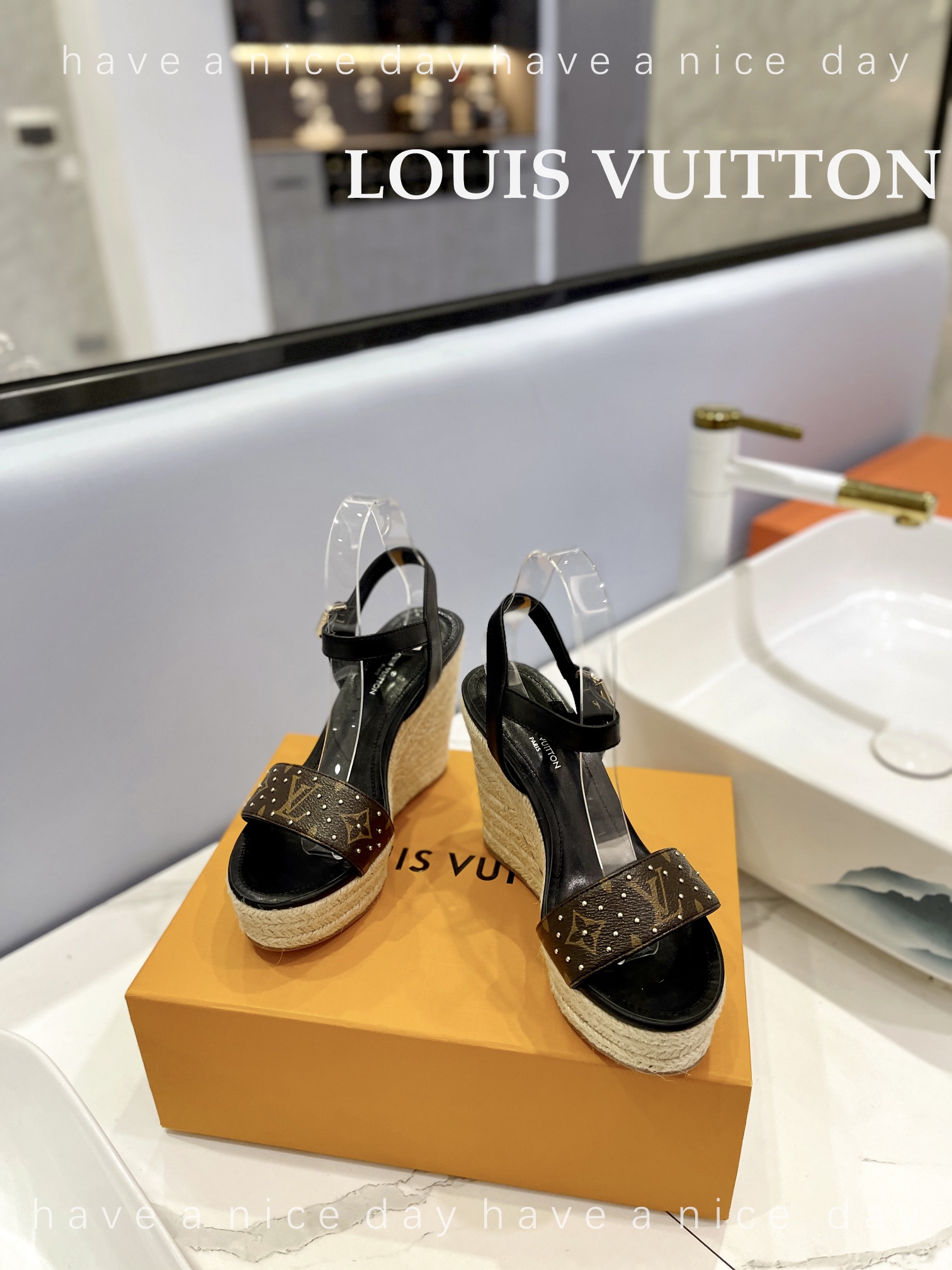 LOUIS*uitton最新走秀款厚底凉鞋香港原版购入一比一开模今年的款式比去年增加了老花原素显得更为大