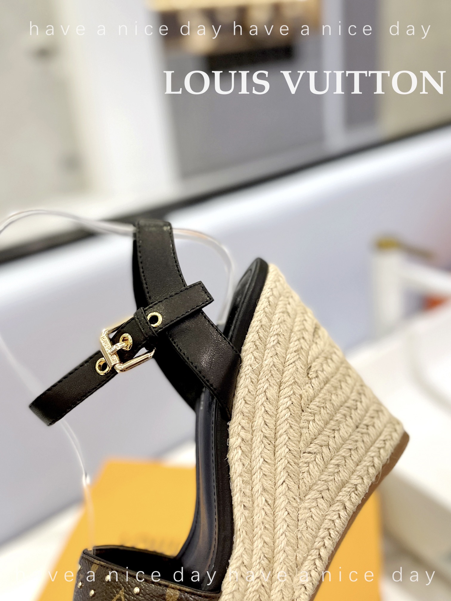 LOUIS*uitton最新走秀款厚底凉鞋香港原版购入一比一开模今年的款式比去年增加了老花原素显得更为大