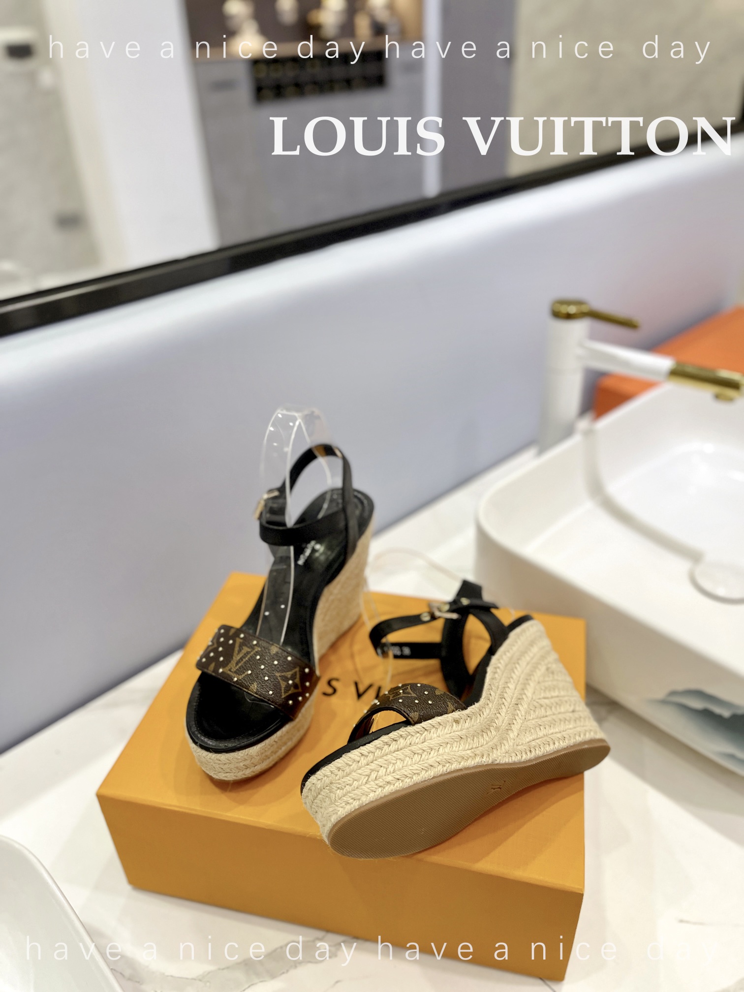 LOUIS*uitton最新走秀款厚底凉鞋香港原版购入一比一开模今年的款式比去年增加了老花原素显得更为大