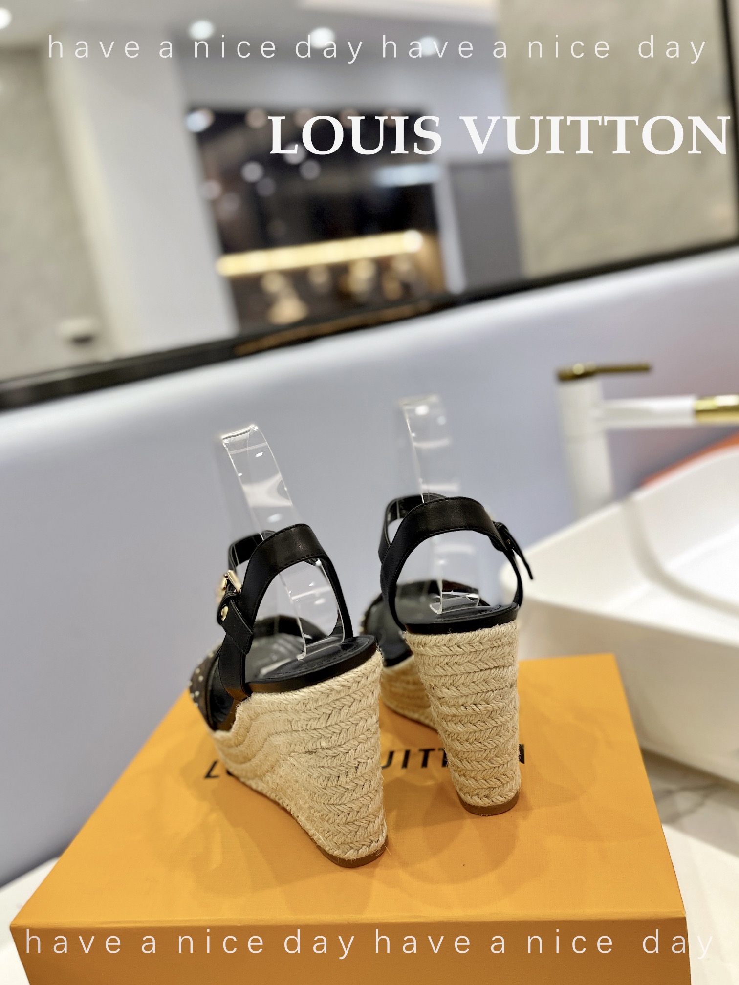 LOUIS*uitton最新走秀款厚底凉鞋香港原版购入一比一开模今年的款式比去年增加了老花原素显得更为大