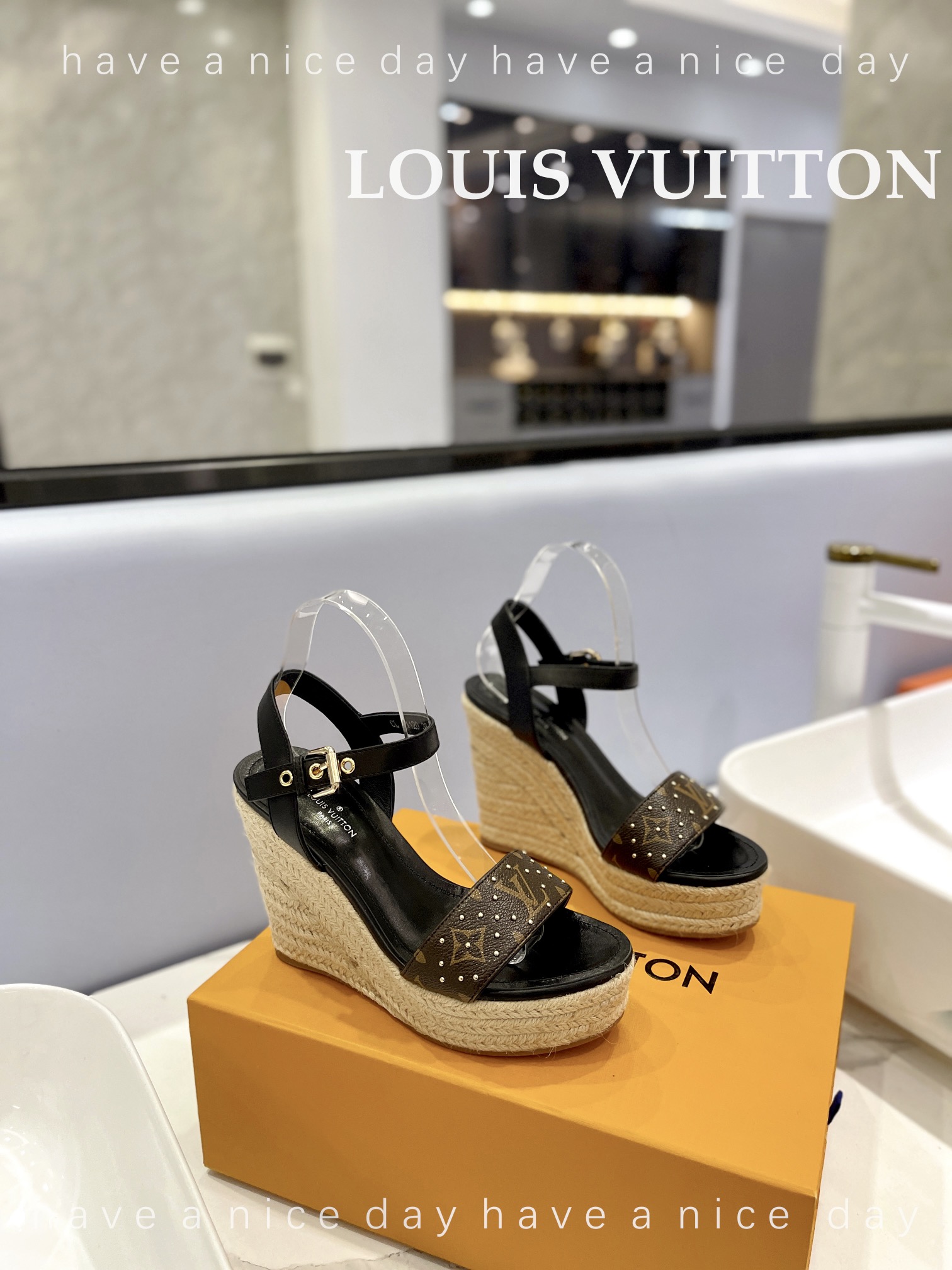 LOUIS*uitton最新走秀款厚底凉鞋香港原版购入一比一开模今年的款式比去年增加了老花原素显得更为大