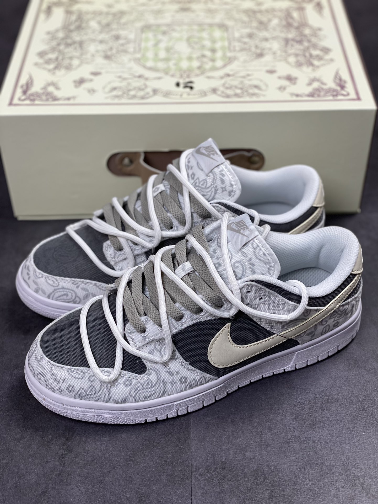 200 NIKE SB Dunk Low ESS 解构腰果花 灰白 DJ9955-100