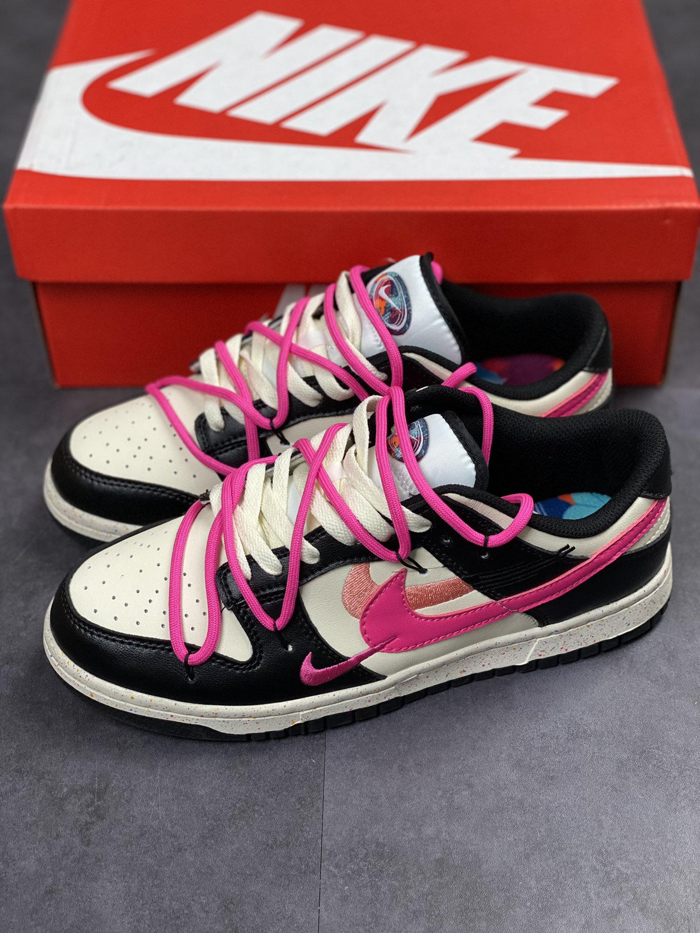 200 NIKE SB Dunk Low 黑粉绑带 FD4623-131