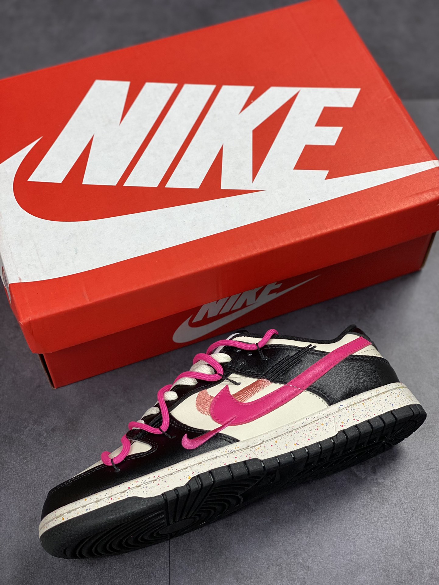 200 NIKE SB Dunk Low 黑粉绑带 FD4623-131