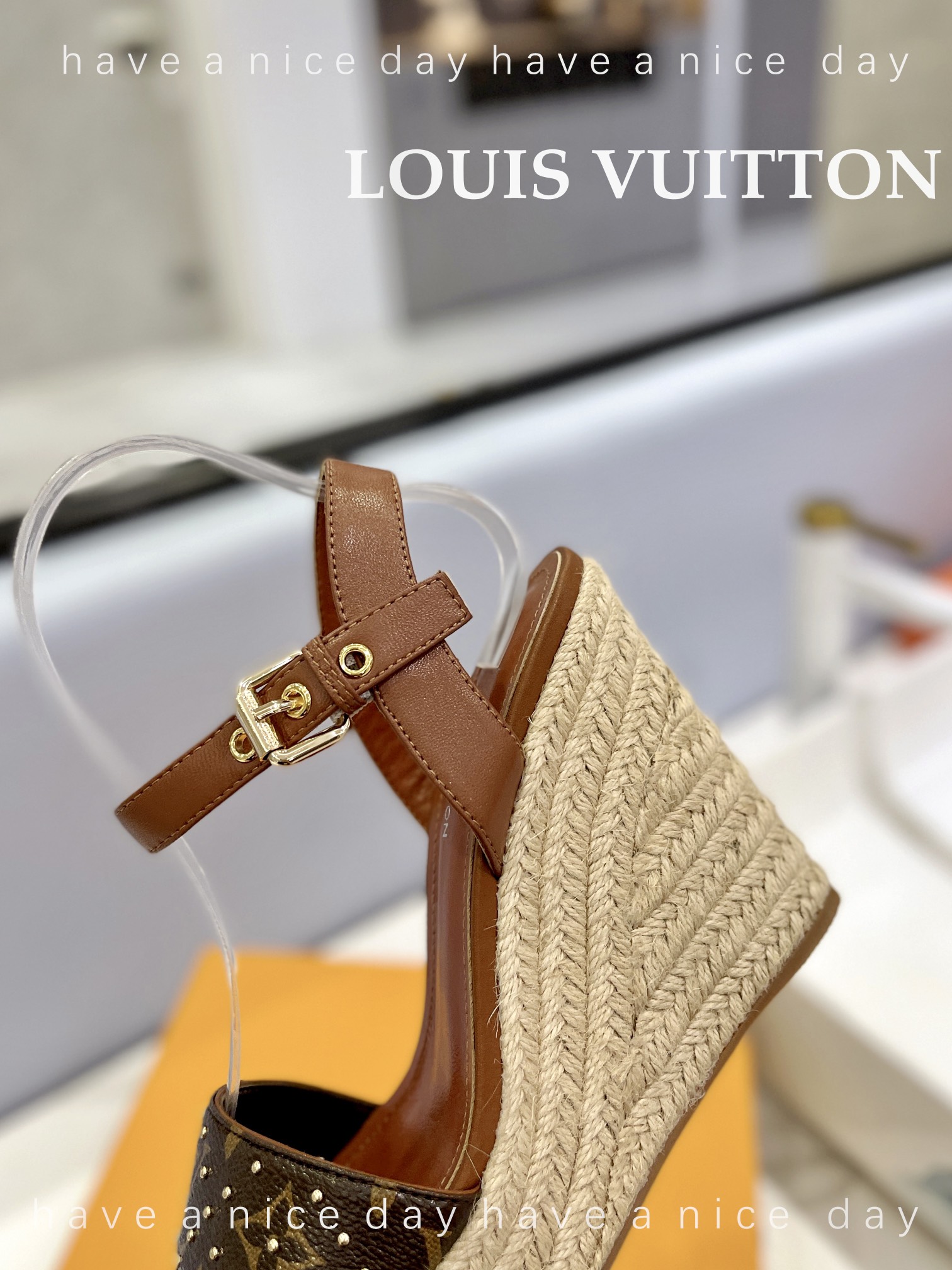 LOUIS*uitton最新走秀款厚底凉鞋香港原版购入一比一开模今年的款式比去年增加了老花原素显得更为大