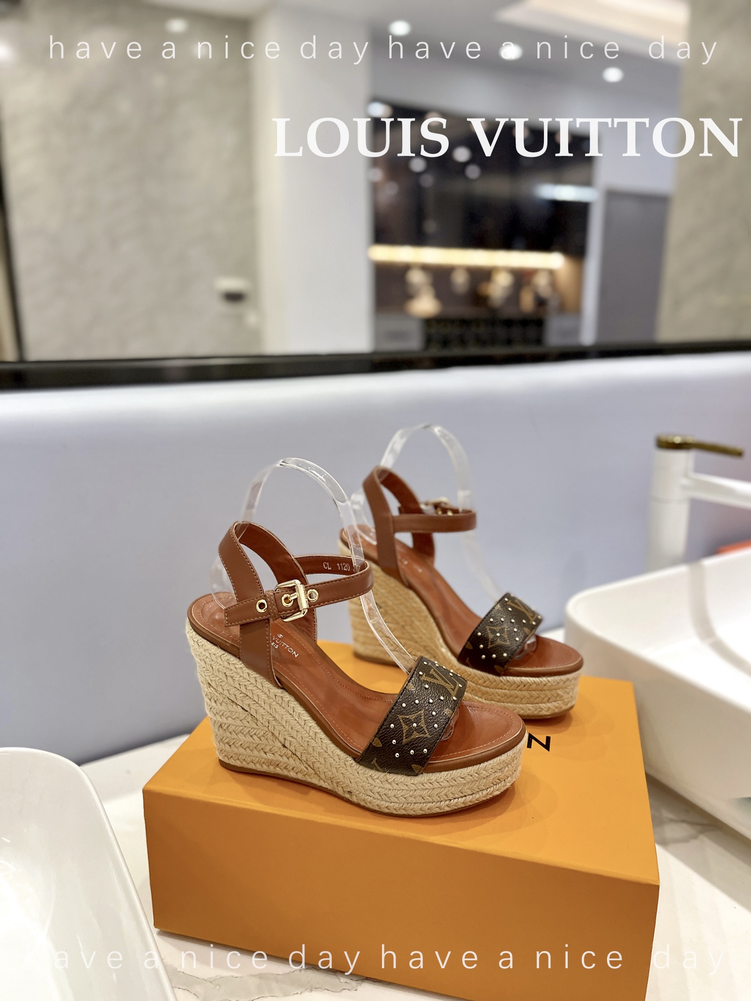 LOUIS*uitton最新走秀款厚底凉鞋香港原版购入一比一开模今年的款式比去年增加了老花原素显得更为大