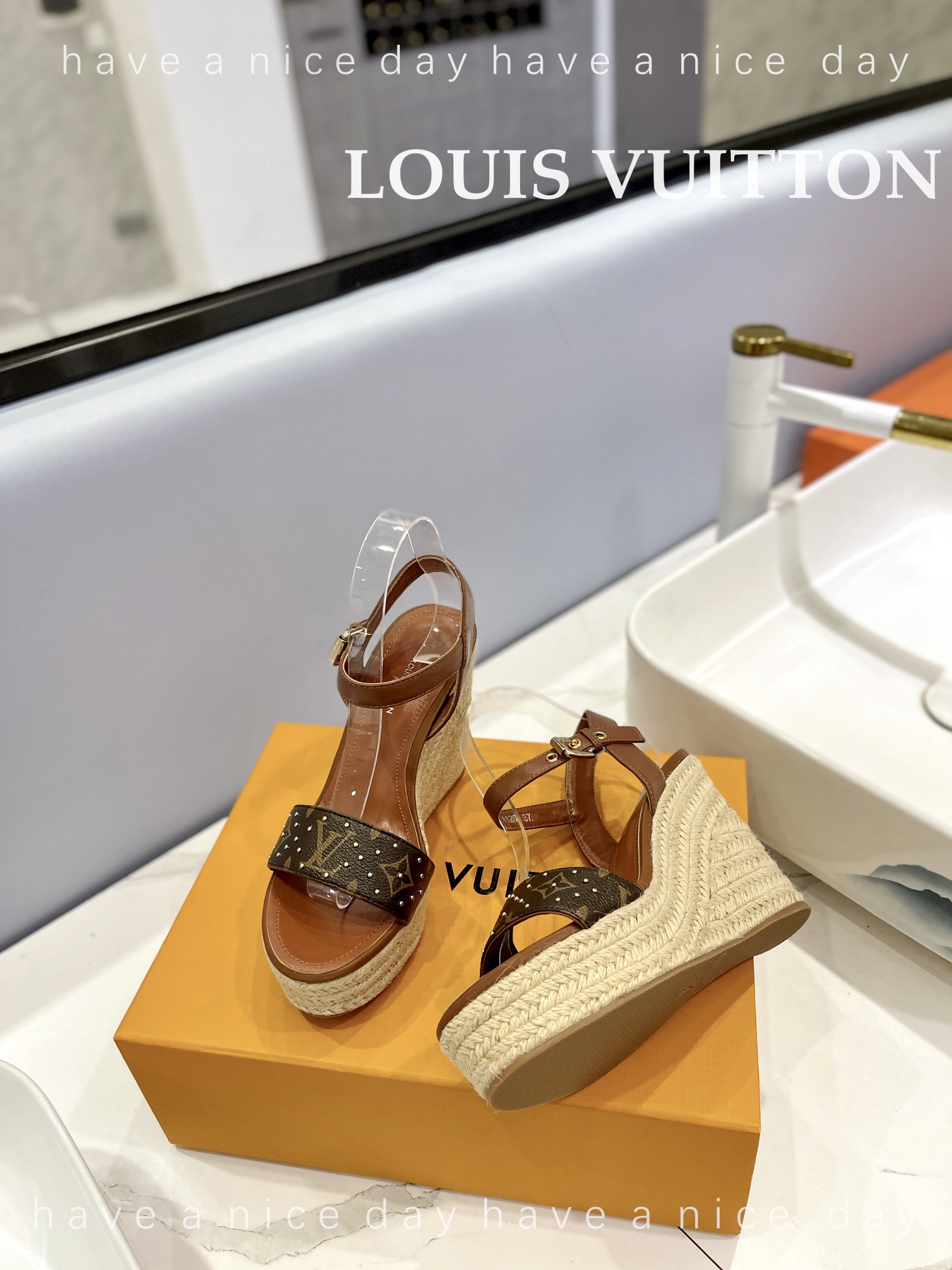 LOUIS*uitton最新走秀款厚底凉鞋香港原版购入一比一开模今年的款式比去年增加了老花原素显得更为大