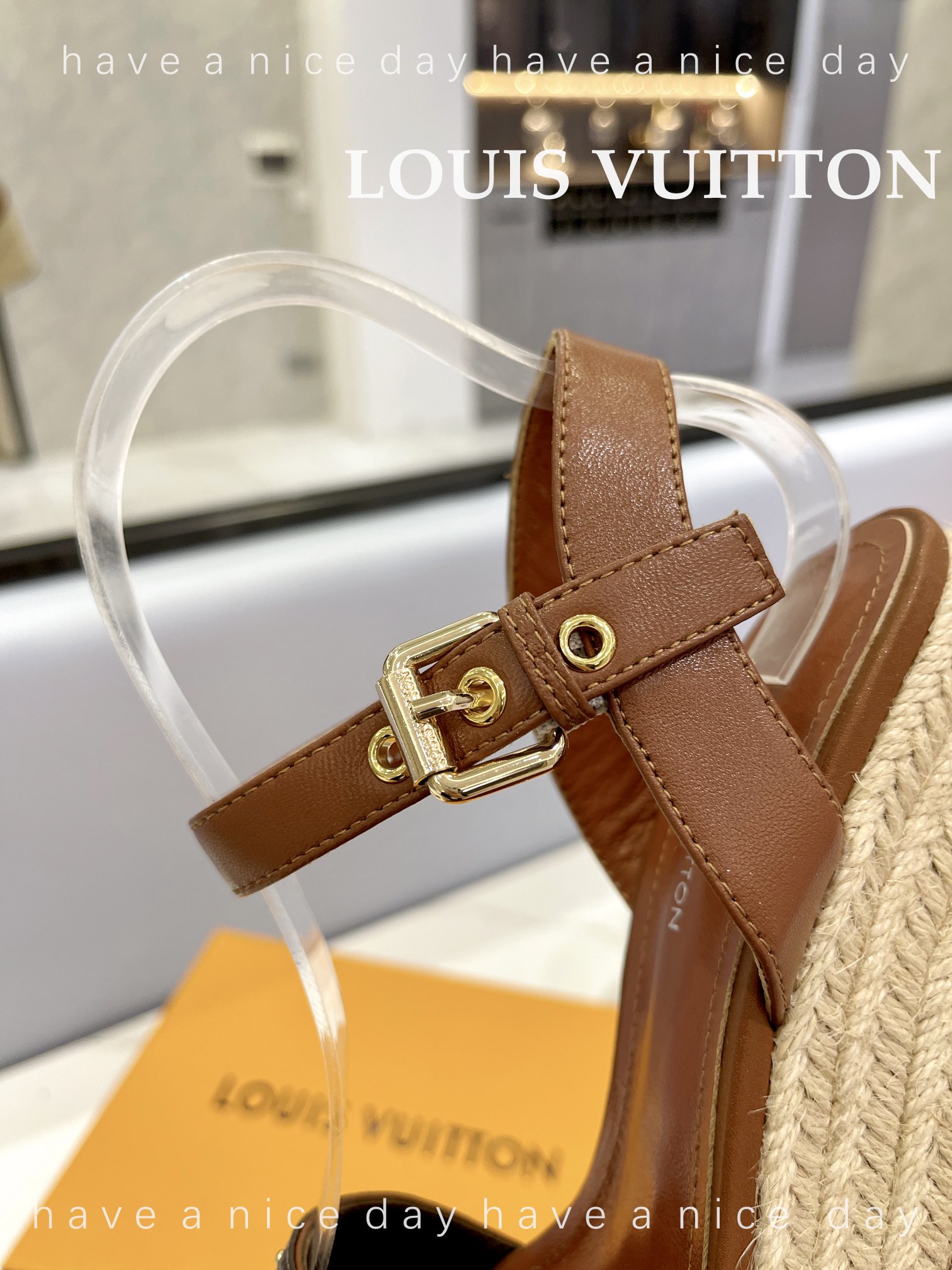 LOUIS*uitton最新走秀款厚底凉鞋香港原版购入一比一开模今年的款式比去年增加了老花原素显得更为大