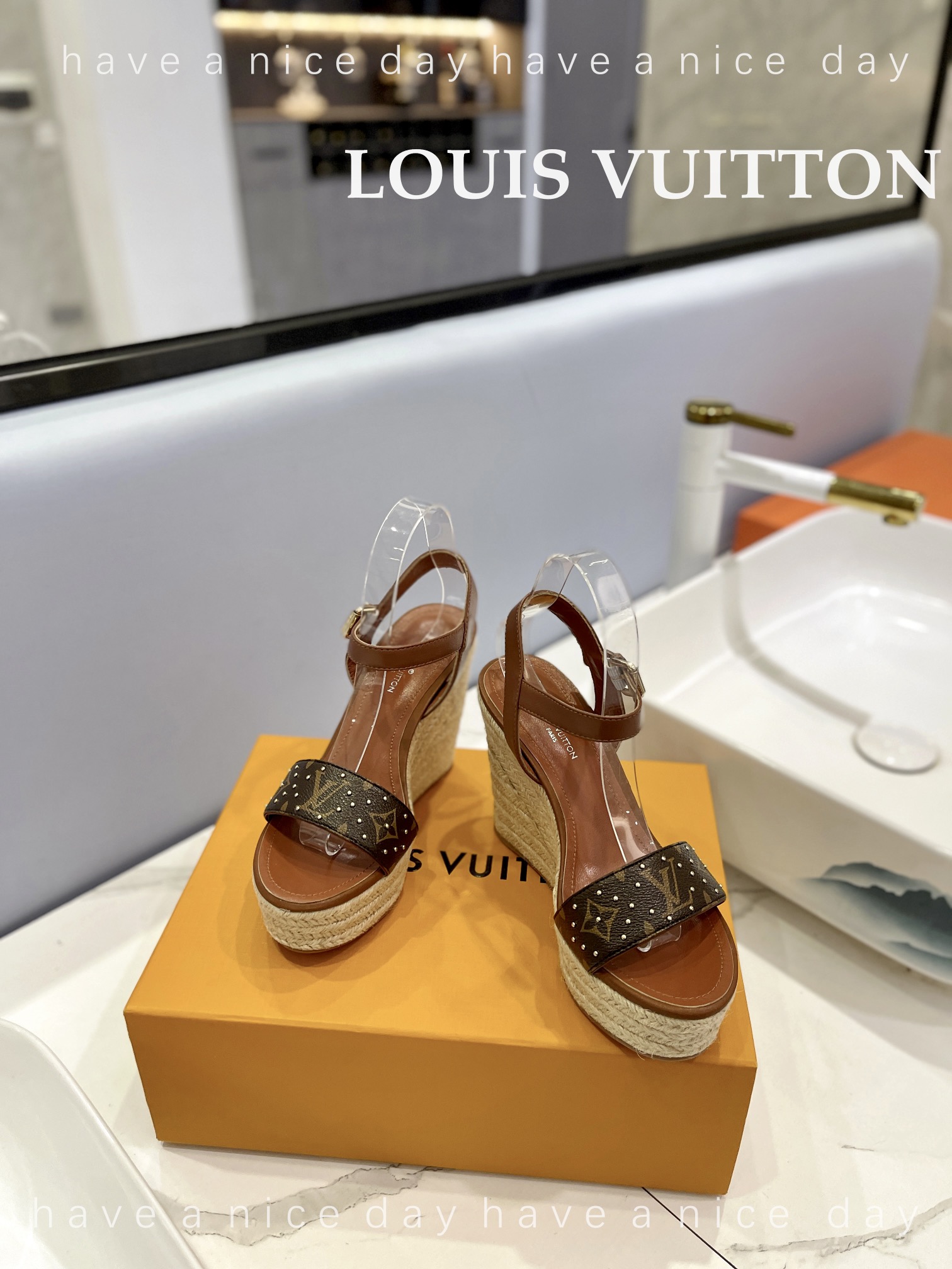 LOUIS*uitton最新走秀款厚底凉鞋香港原版购入一比一开模今年的款式比去年增加了老花原素显得更为大