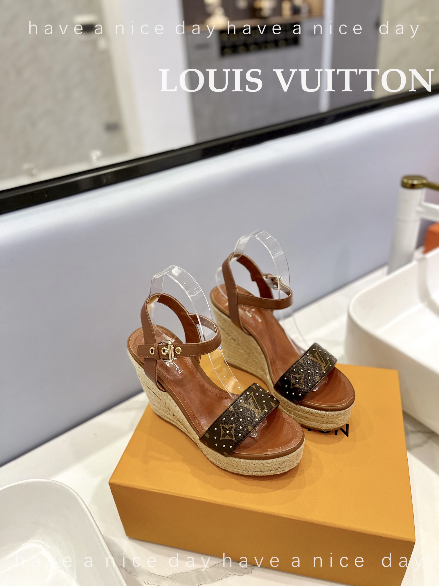 LOUIS*uitton最新走秀款厚底凉鞋香港原版购入一比一开模今年的款式比去年增加了老花原素显得更为大