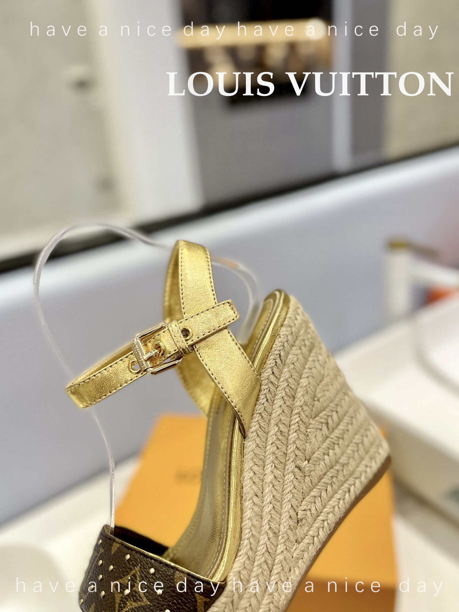 LOUIS*uitton最新走秀款厚底凉鞋香港原版购入一比一开模今年的款式比去年增加了老花原素显得更为大