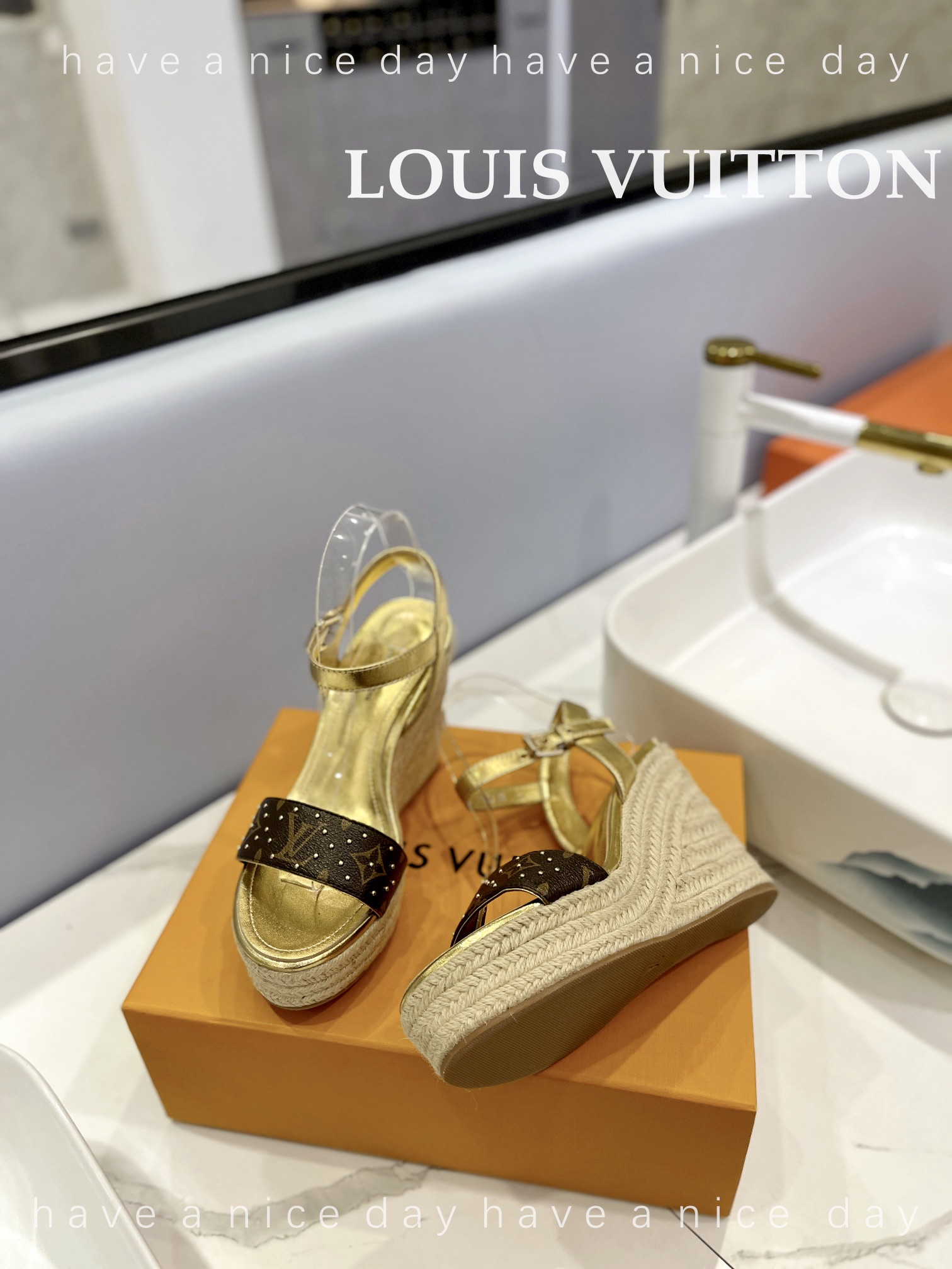 LOUIS*uitton最新走秀款厚底凉鞋香港原版购入一比一开模今年的款式比去年增加了老花原素显得更为大