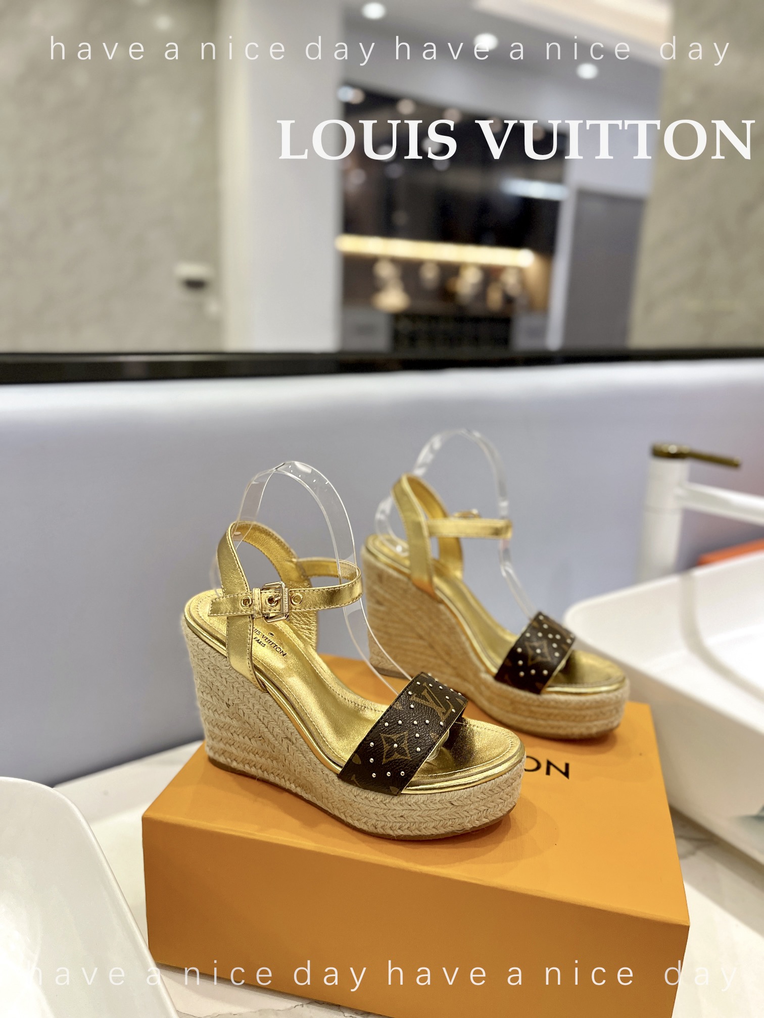 LOUIS*uitton最新走秀款厚底凉鞋香港原版购入一比一开模今年的款式比去年增加了老花原素显得更为大