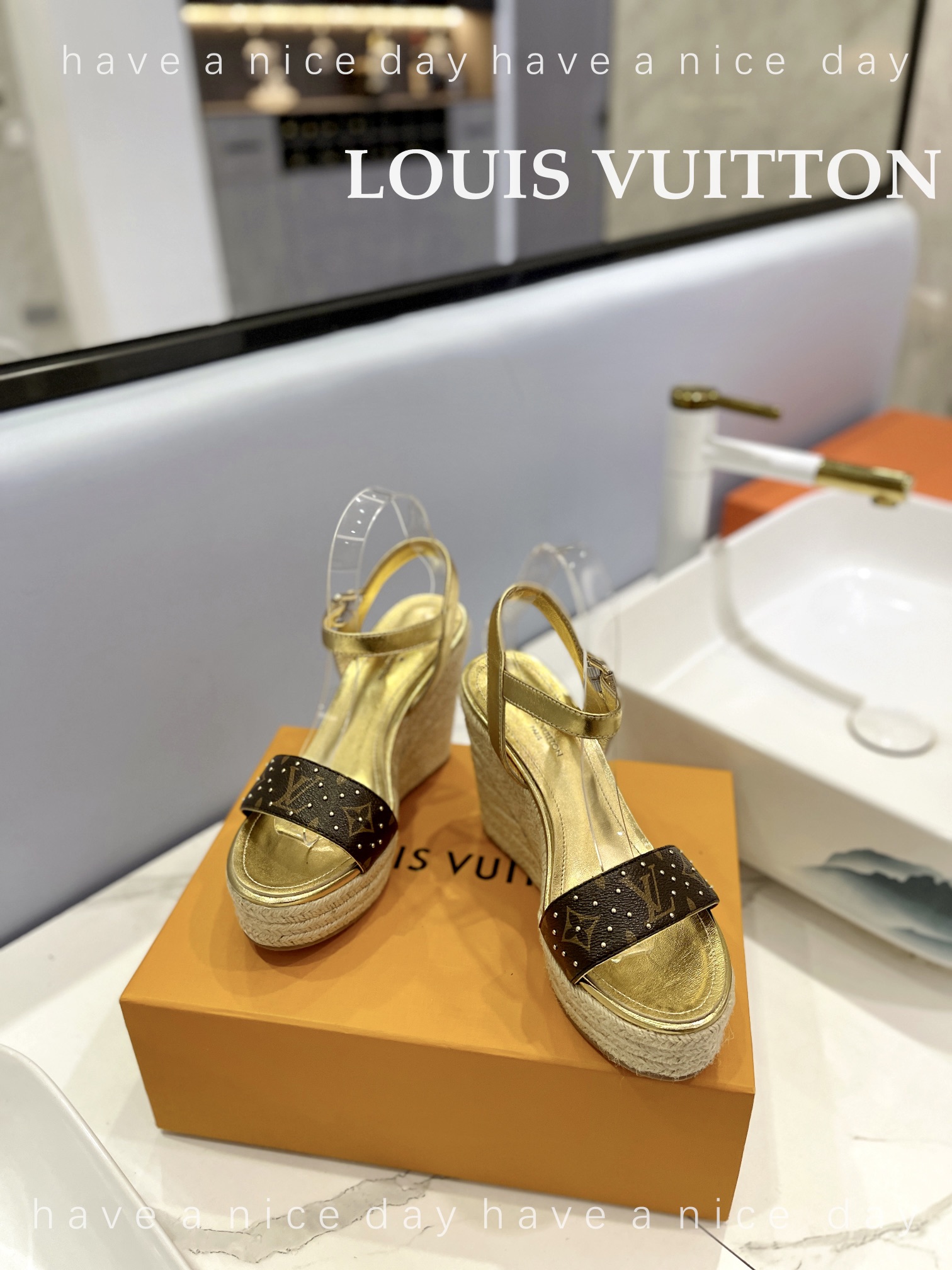 LOUIS*uitton最新走秀款厚底凉鞋香港原版购入一比一开模今年的款式比去年增加了老花原素显得更为大