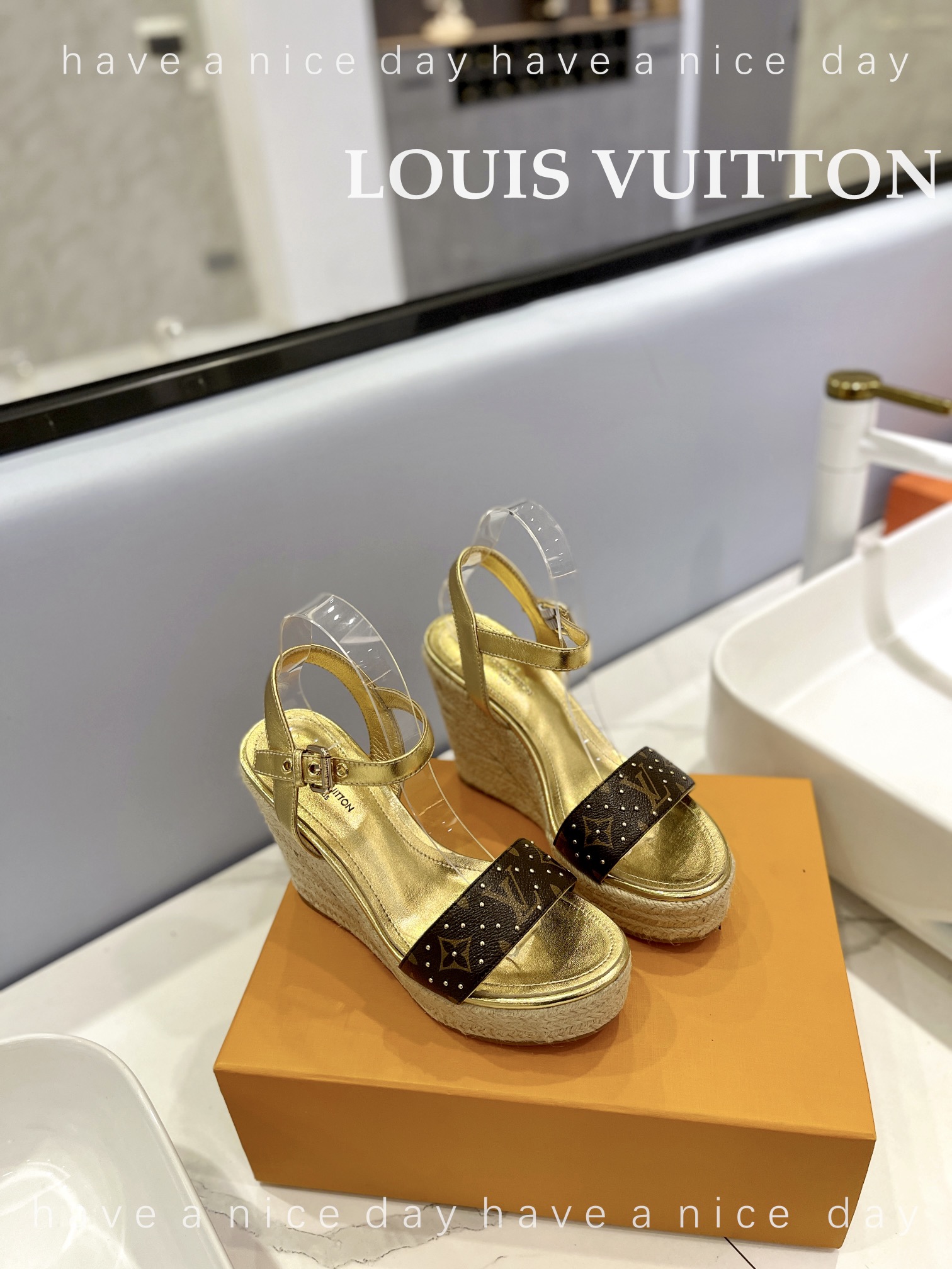 LOUIS*uitton最新走秀款厚底凉鞋香港原版购入一比一开模今年的款式比去年增加了老花原素显得更为大