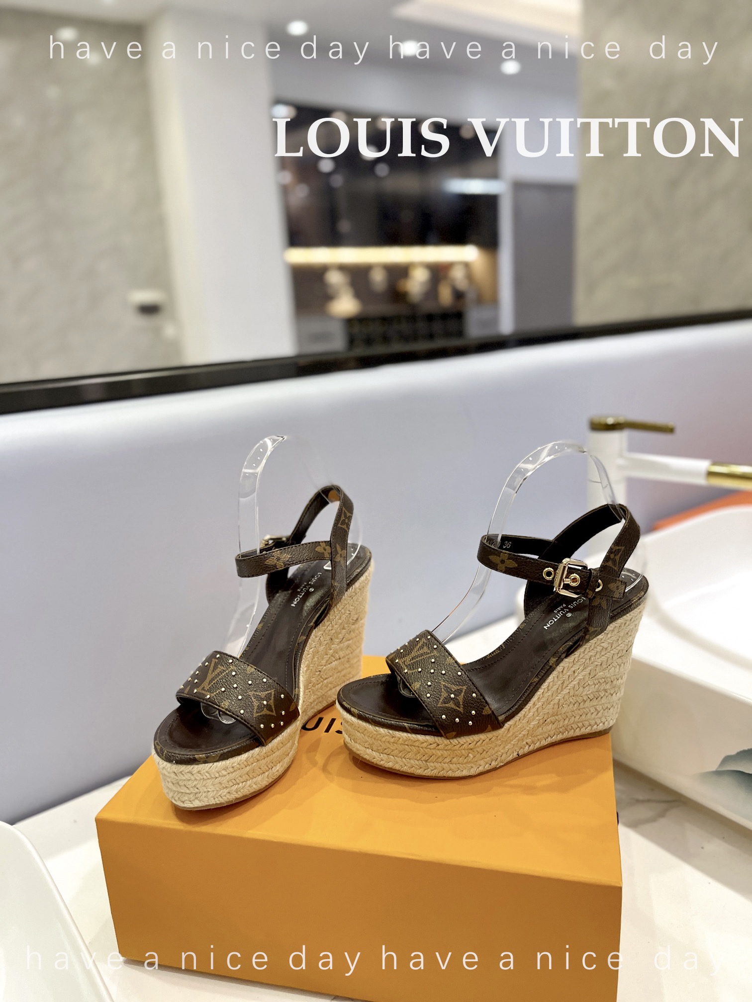 LOUIS*uitton最新走秀款厚底凉鞋香港原版购入一比一开模今年的款式比去年增加了老花原素显得更为大