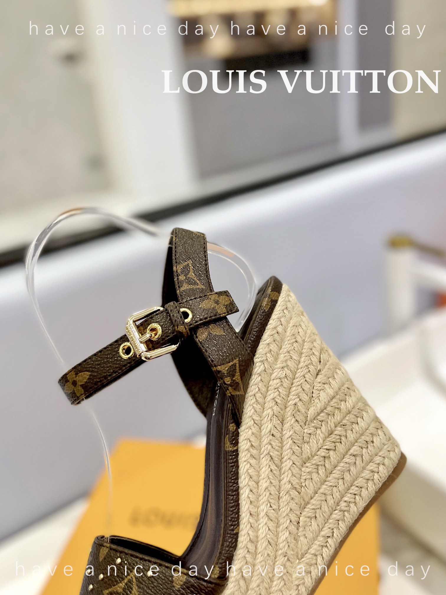 LOUIS*uitton最新走秀款厚底凉鞋香港原版购入一比一开模今年的款式比去年增加了老花原素显得更为大