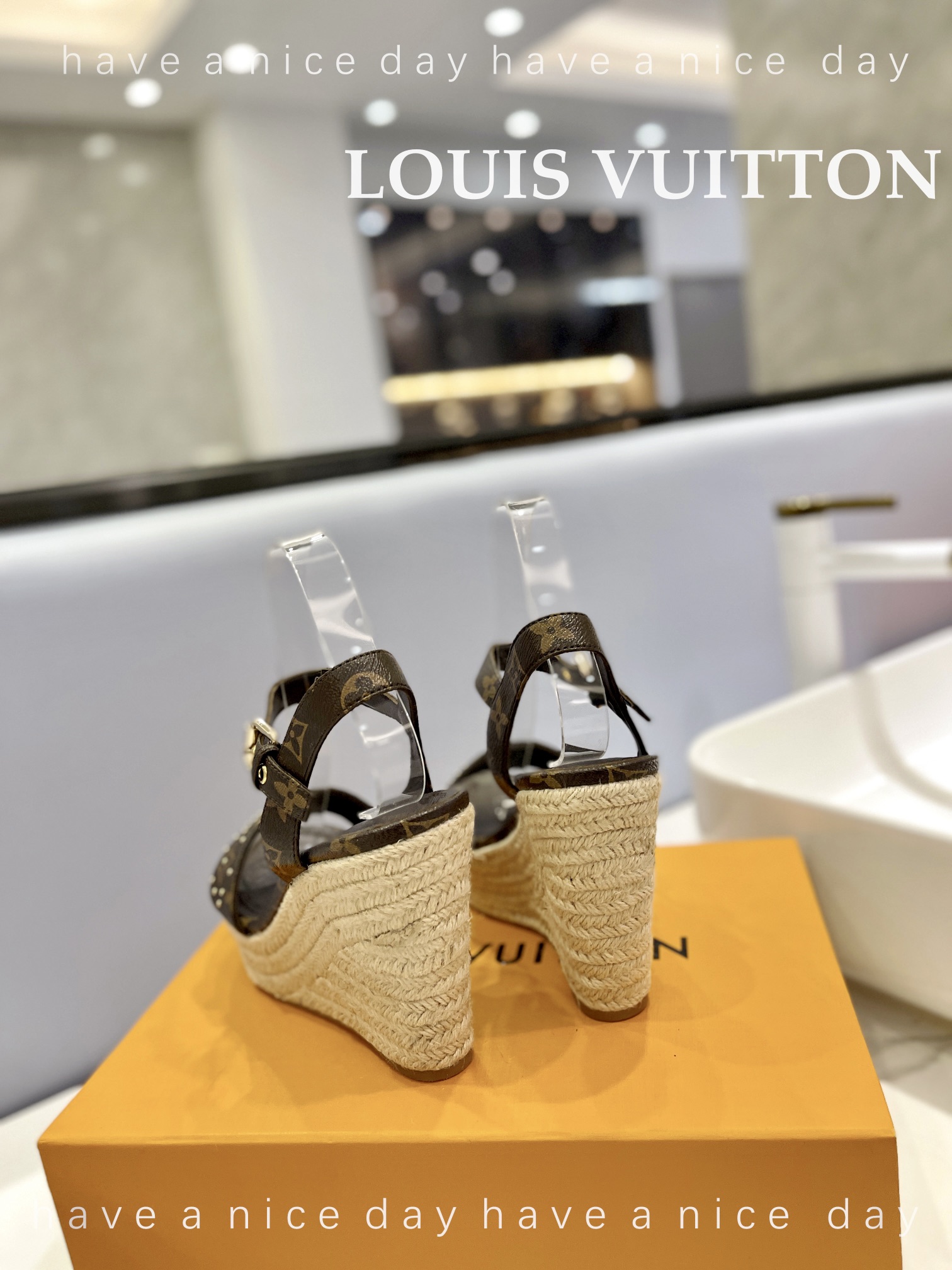 LOUIS*uitton最新走秀款厚底凉鞋香港原版购入一比一开模今年的款式比去年增加了老花原素显得更为大