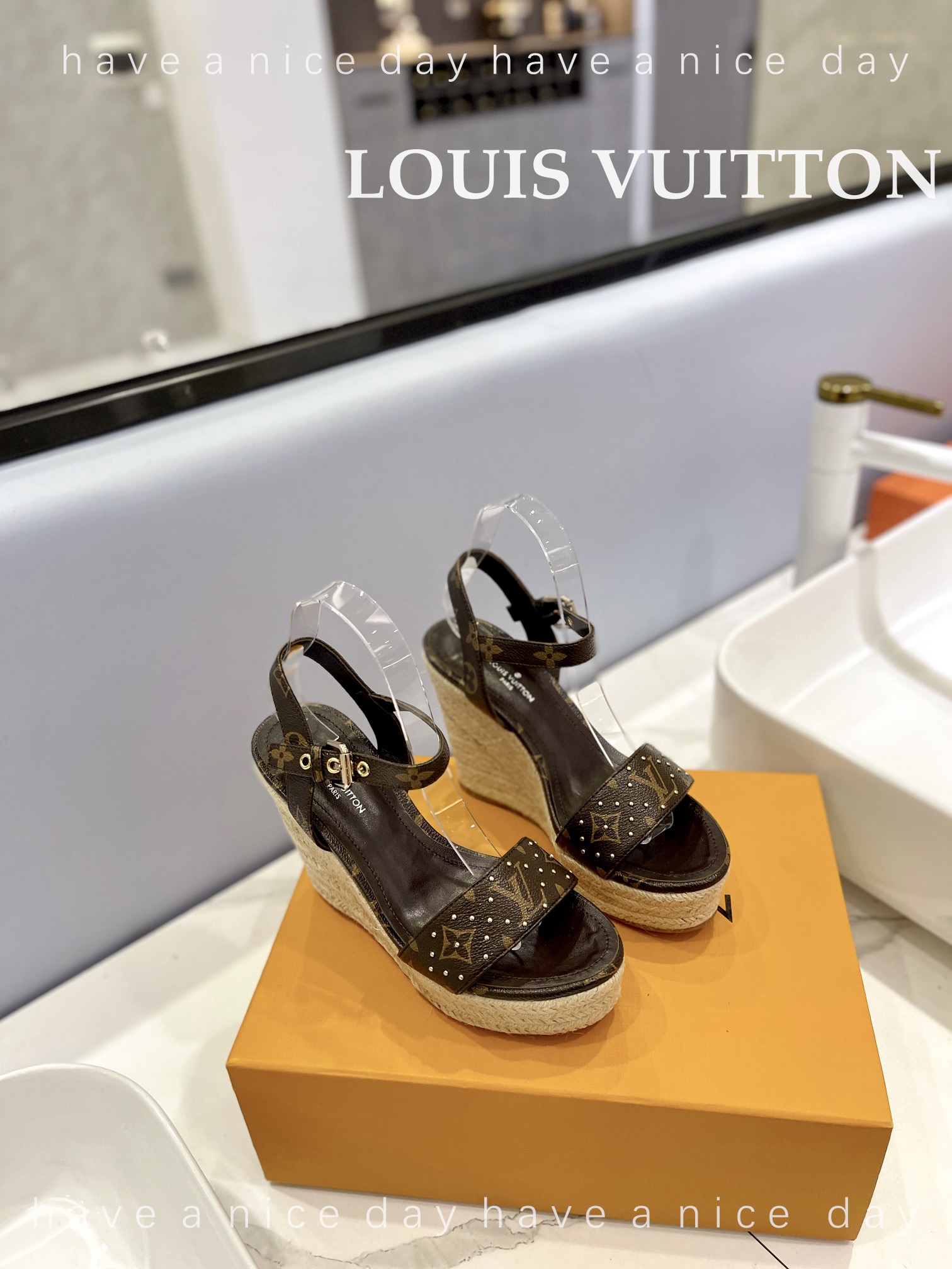 LOUIS*uitton最新走秀款厚底凉鞋香港原版购入一比一开模今年的款式比去年增加了老花原素显得更为大