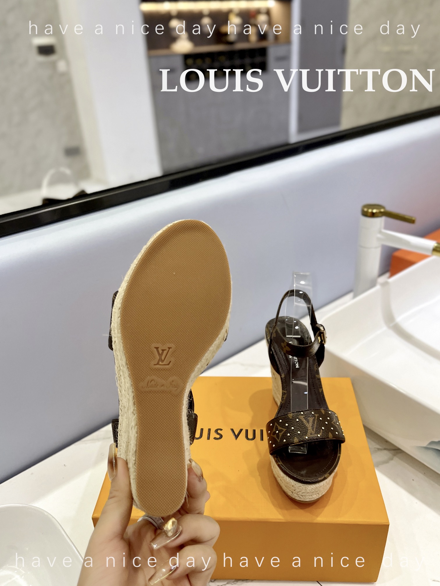 LOUIS*uitton最新走秀款厚底凉鞋香港原版购入一比一开模今年的款式比去年增加了老花原素显得更为大