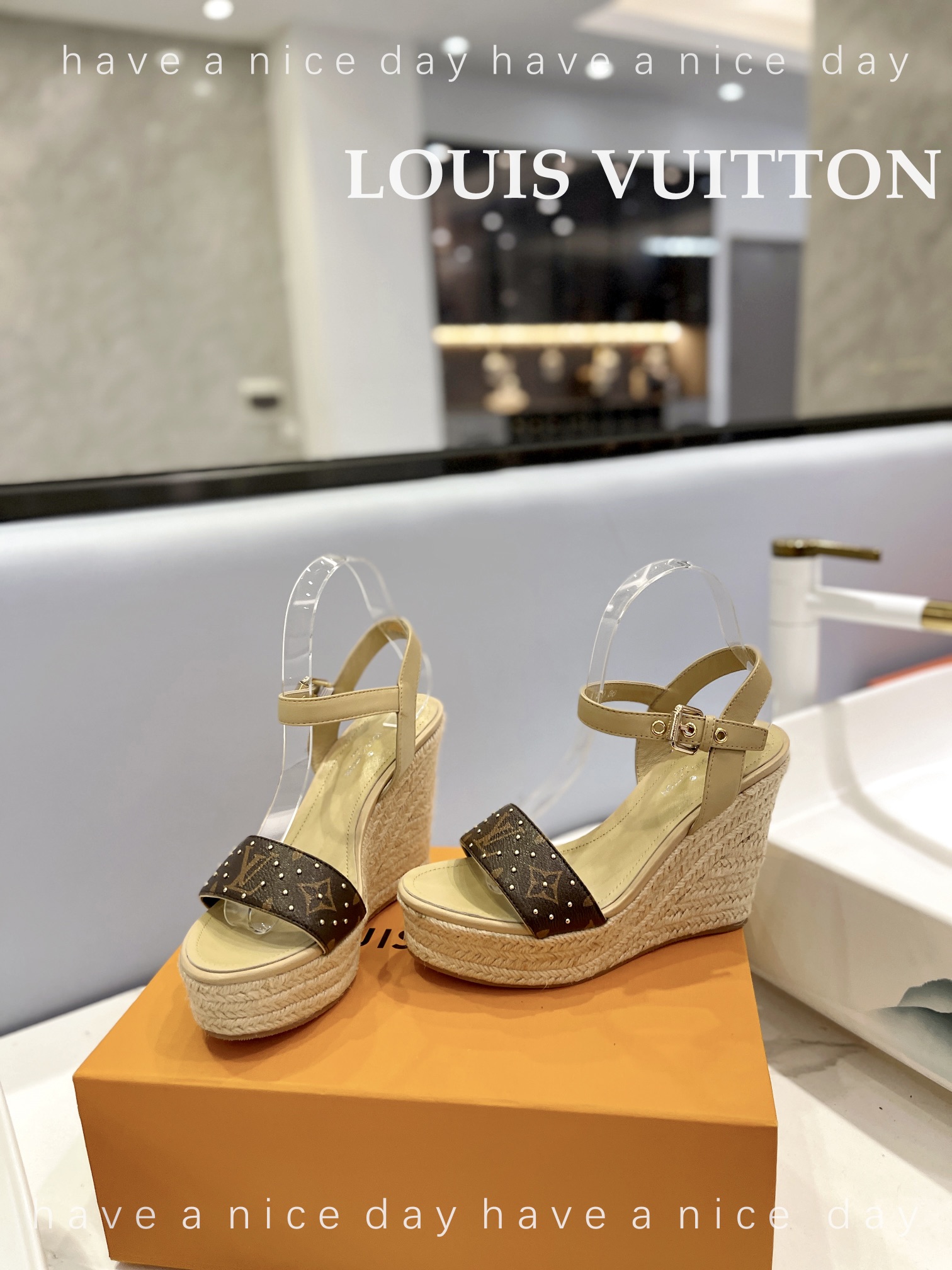 LOUIS*uitton最新走秀款厚底凉鞋香港原版购入一比一开模今年的款式比去年增加了老花原素显得更为大