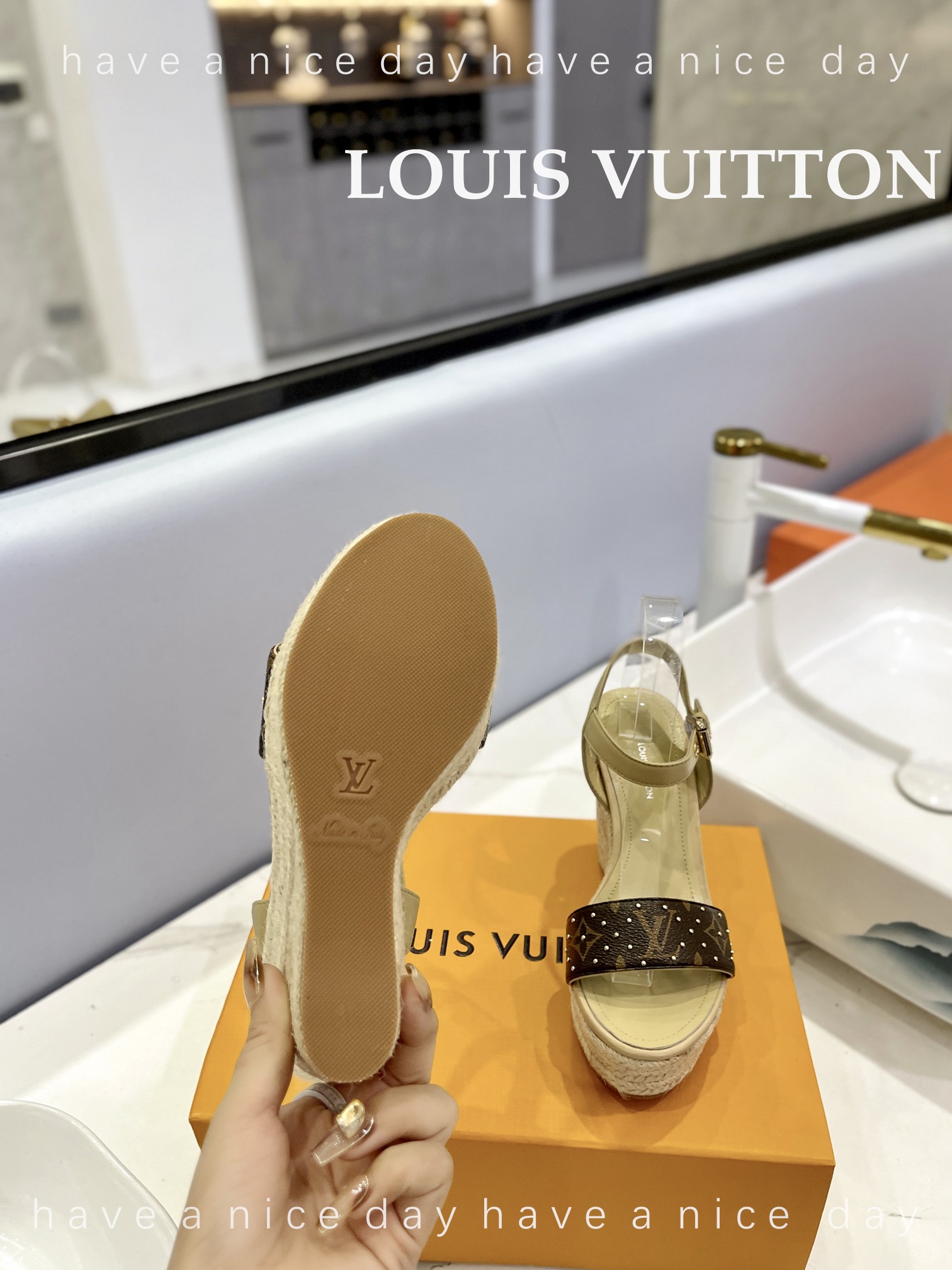 LOUIS*uitton最新走秀款厚底凉鞋香港原版购入一比一开模今年的款式比去年增加了老花原素显得更为大