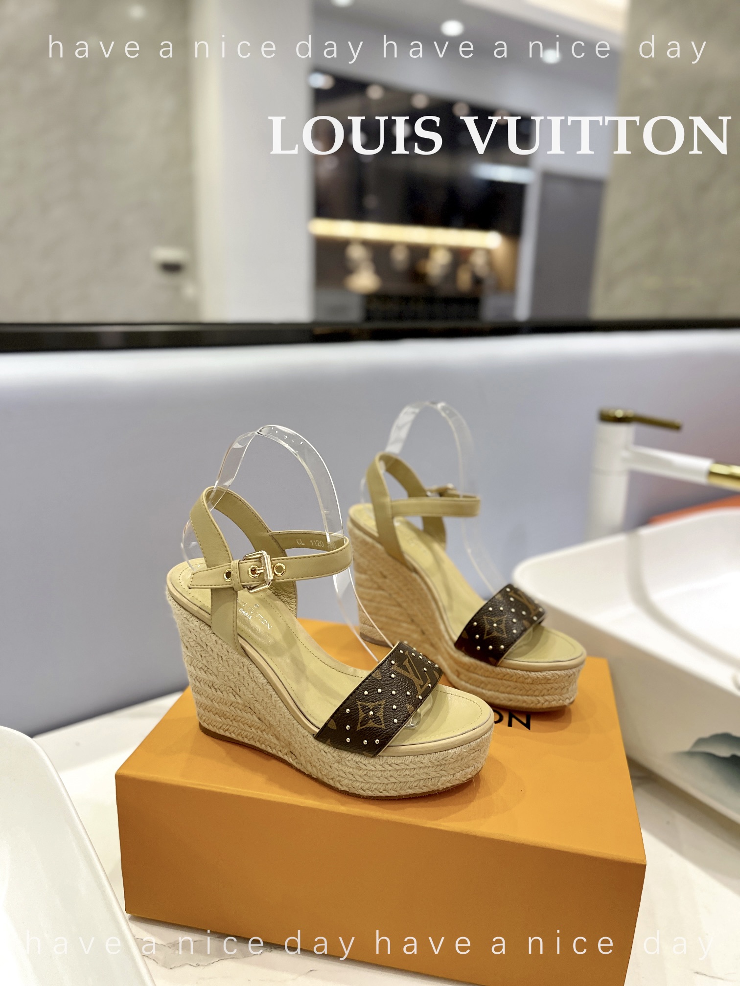 LOUIS*uitton最新走秀款厚底凉鞋香港原版购入一比一开模今年的款式比去年增加了老花原素显得更为大