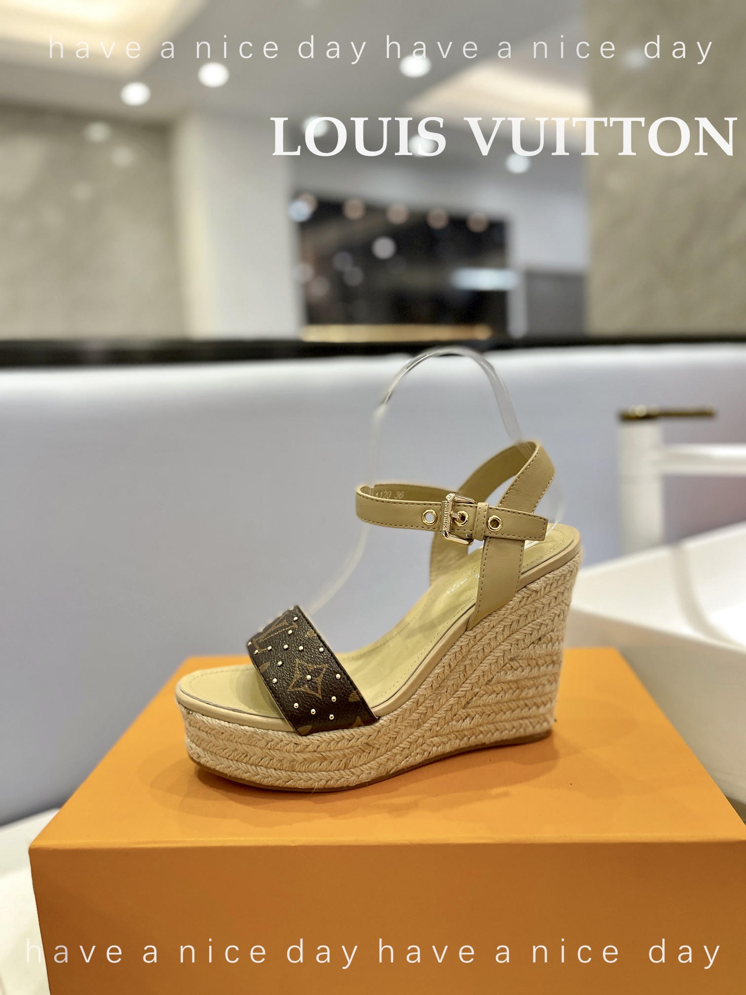 LOUIS*uitton最新走秀款厚底凉鞋香港原版购入一比一开模今年的款式比去年增加了老花原素显得更为大