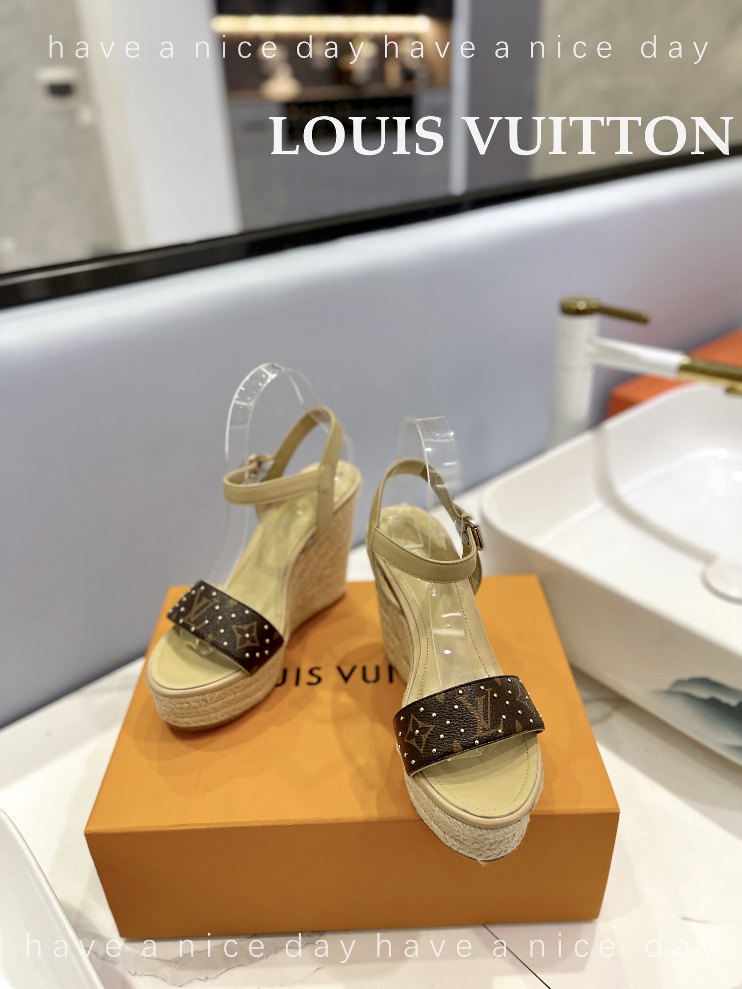 LOUIS*uitton最新走秀款厚底凉鞋香港原版购入一比一开模今年的款式比去年增加了老花原素显得更为大