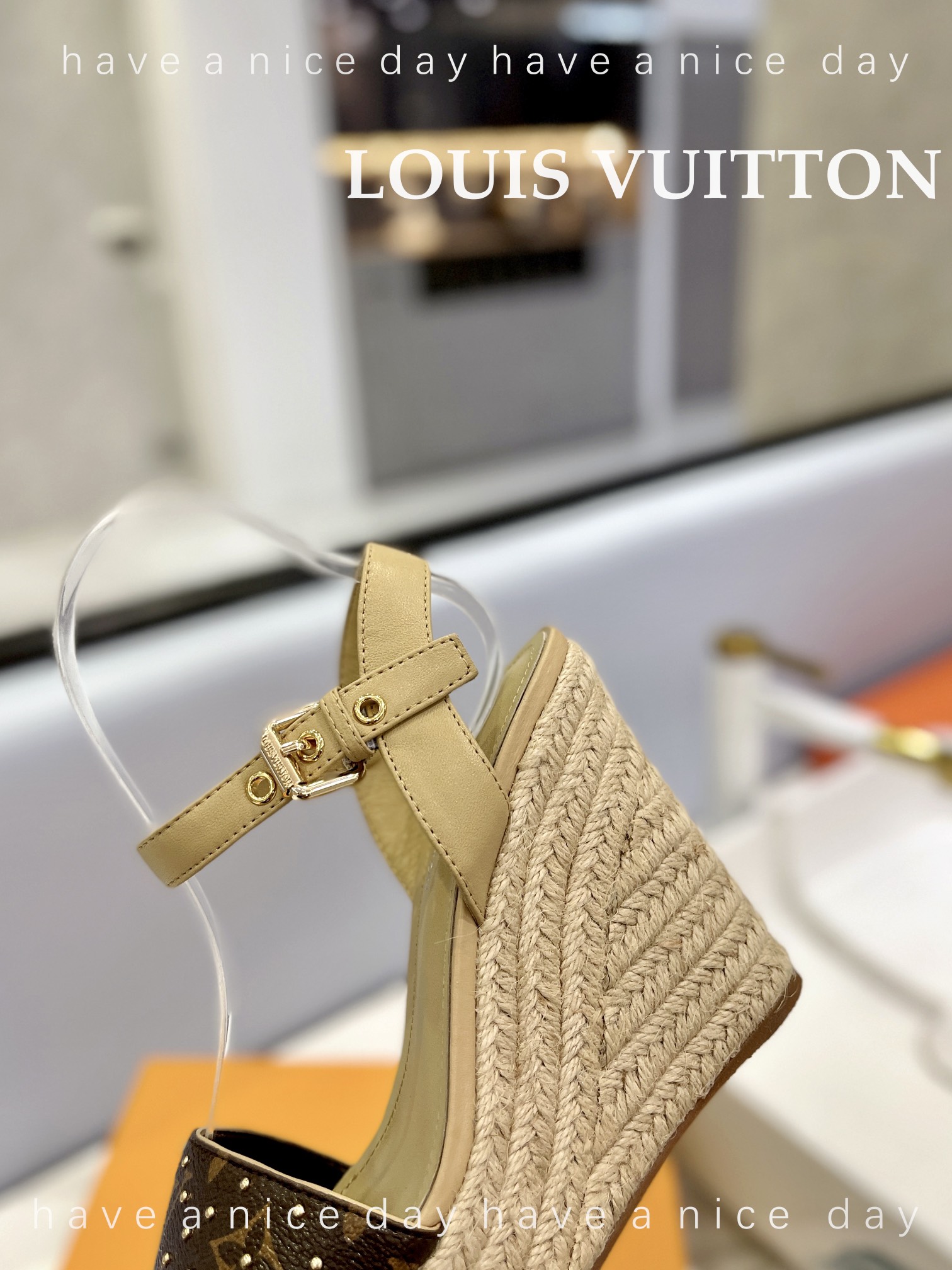 LOUIS*uitton最新走秀款厚底凉鞋香港原版购入一比一开模今年的款式比去年增加了老花原素显得更为大