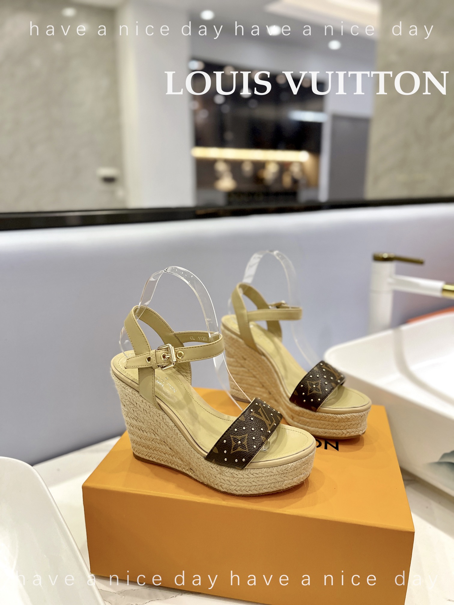 LOUIS*uitton最新走秀款厚底凉鞋香港原版购入一比一开模今年的款式比去年增加了老花原素显得更为大