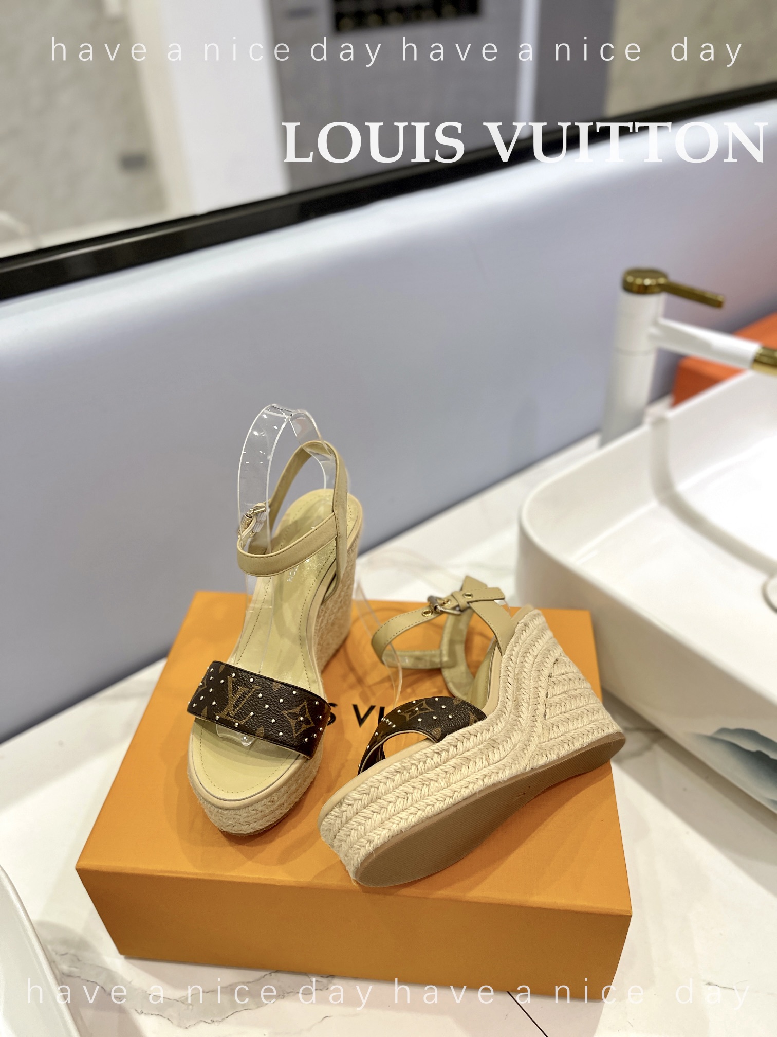 LOUIS*uitton最新走秀款厚底凉鞋香港原版购入一比一开模今年的款式比去年增加了老花原素显得更为大