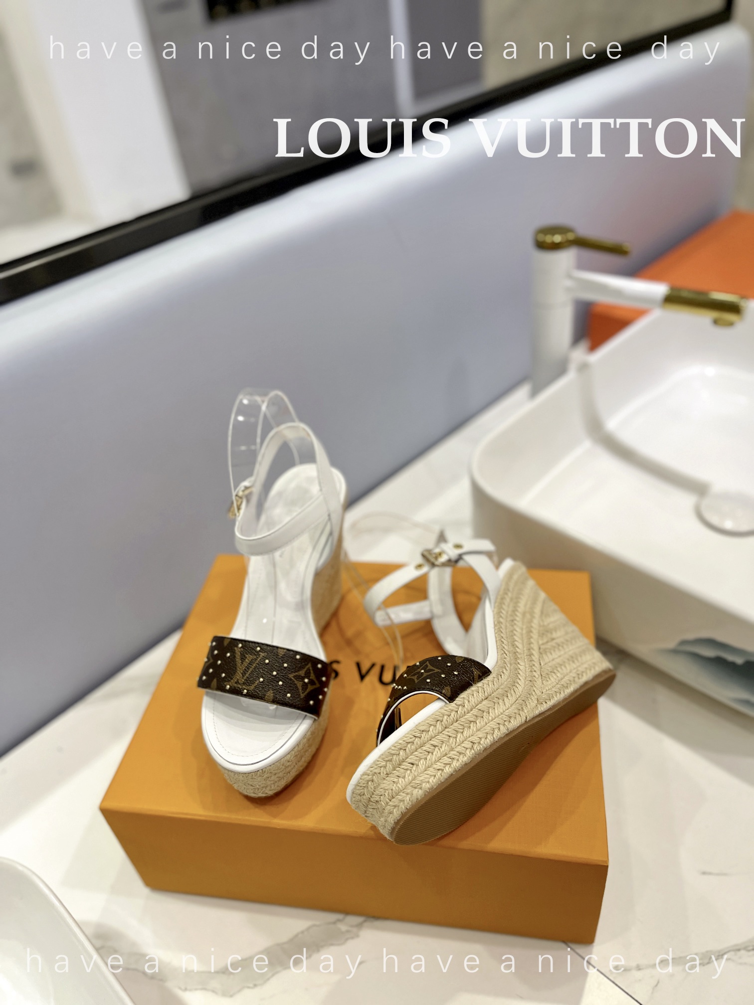 LOUIS*uitton最新走秀款厚底凉鞋香港原版购入一比一开模今年的款式比去年增加了老花原素显得更为大