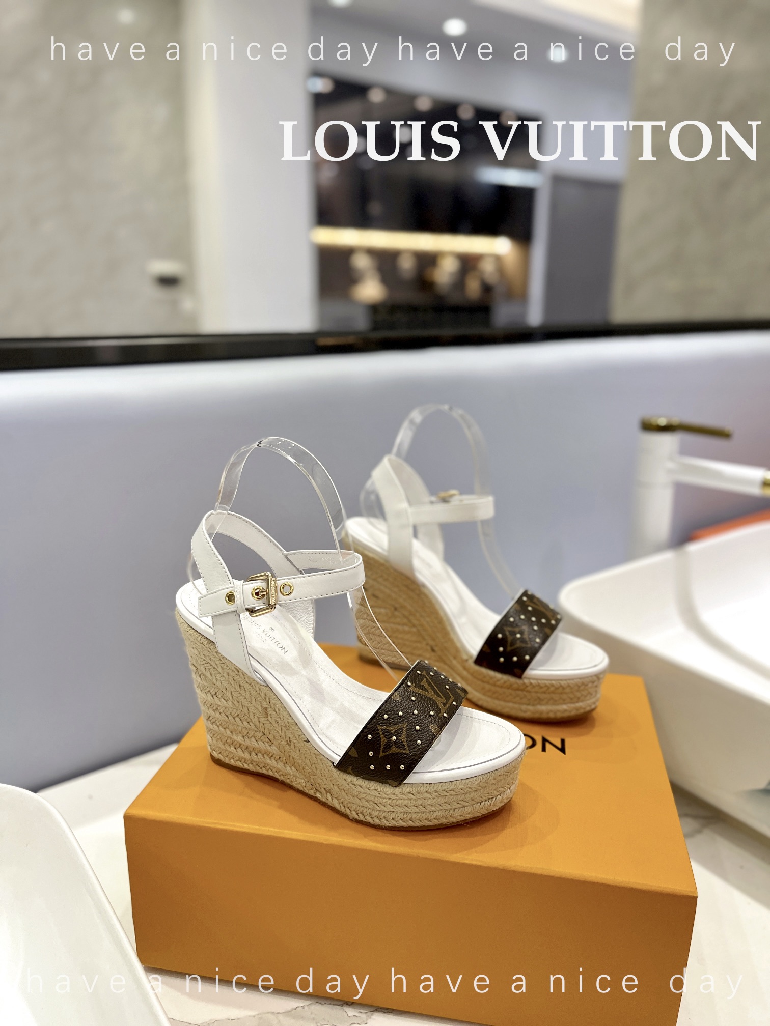 LOUIS*uitton最新走秀款厚底凉鞋香港原版购入一比一开模今年的款式比去年增加了老花原素显得更为大