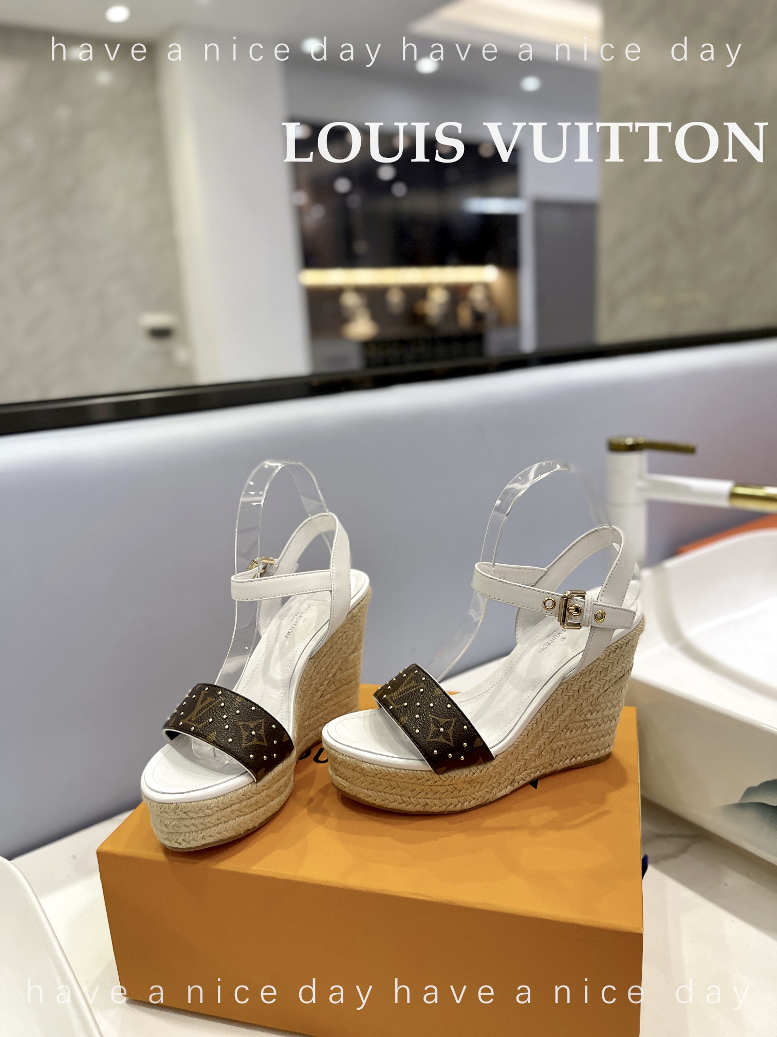 LOUIS*uitton最新走秀款厚底凉鞋香港原版购入一比一开模今年的款式比去年增加了老花原素显得更为大