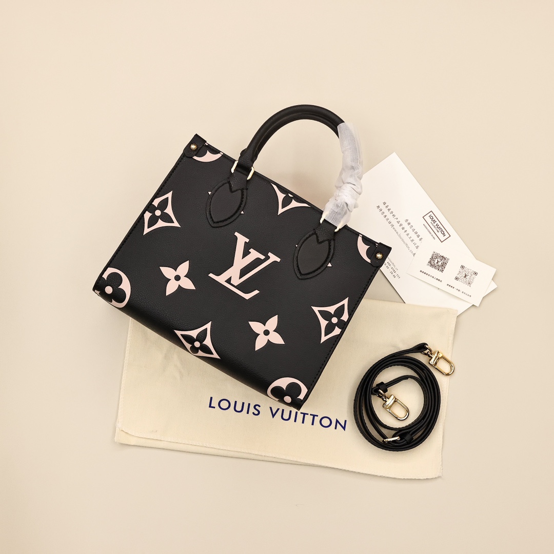 Lv onthego小号（黑米色） 💰320 向1968年的经典 sac plat手袋汲取灵感，以压印 giant monogram 图案的 monogram empreinte 皮革成就缩微版本，可收纳 ipad等日常所需，灵活手柄和可调节肩带丰富背携选择。 规格：25*19*11.5cm