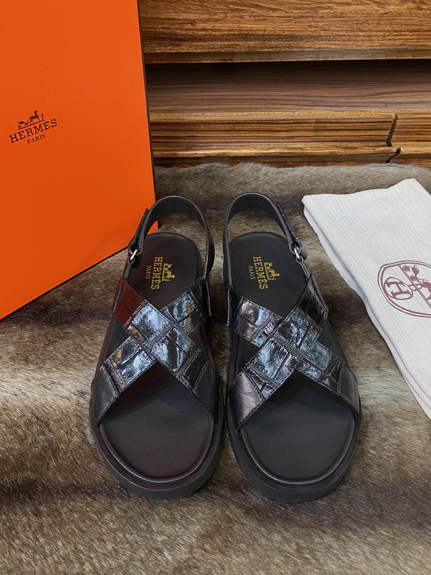 NO:277316,Hermes, popular sandals are coming, new spring and summer products, the store manager recommends the latest summer website [Crocodile belly] sandals, simple and fashionable, luxurious and atmospheric, gentlemanly demeanor, Baidu, casual and elegant 38/45; tire soles are the highlights, wear-resistant and non-slip, absolutely suitable for you who know how to taste life!  hermes sandals19860909批 爱马仕 爆款凉鞋福利来袭 春夏新品 店长隆重推荐官网最新夏季【湾鳄鱼肚皮】凉拖 简单时尚 奢华大气 绅士风度百度 休闲不失气质 38/45；轮胎大底是亮点 耐磨防滑 绝对适合懂得品味生活的您！,,hermes,sandals,Men's shoes