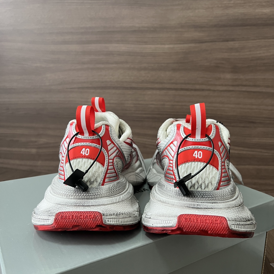 Balenciaga Balenciaga Phantom Sneaker 巴黎世家全新做旧十代白红潮流跑鞋 在延续 Track Trainer 户外轮廓和复杂鞋面结构的同时