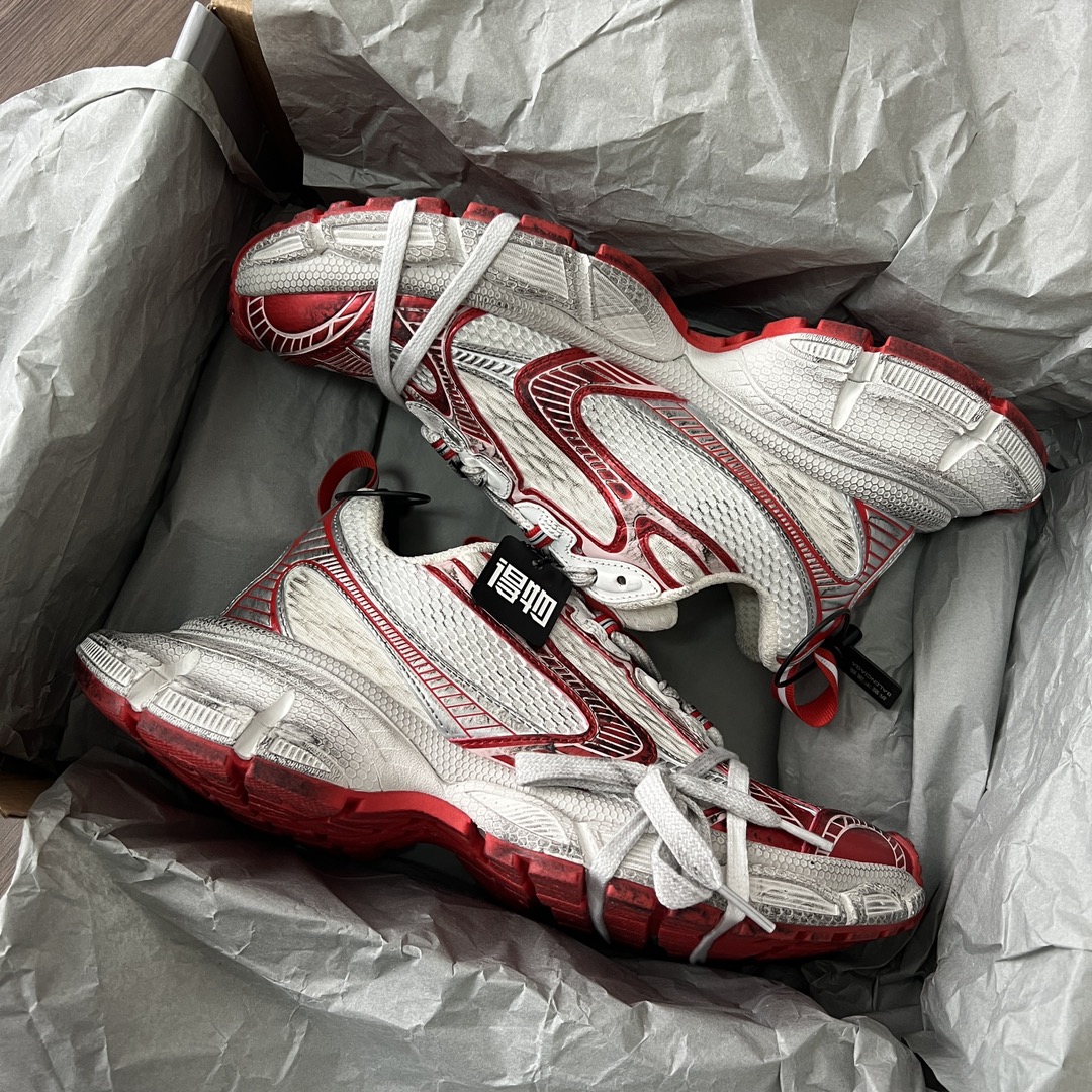 Balenciaga Balenciaga Phantom Sneaker 巴黎世家全新做旧十代白红潮流跑鞋 在延续 Track Trainer 户外轮廓和复杂鞋面结构的同时