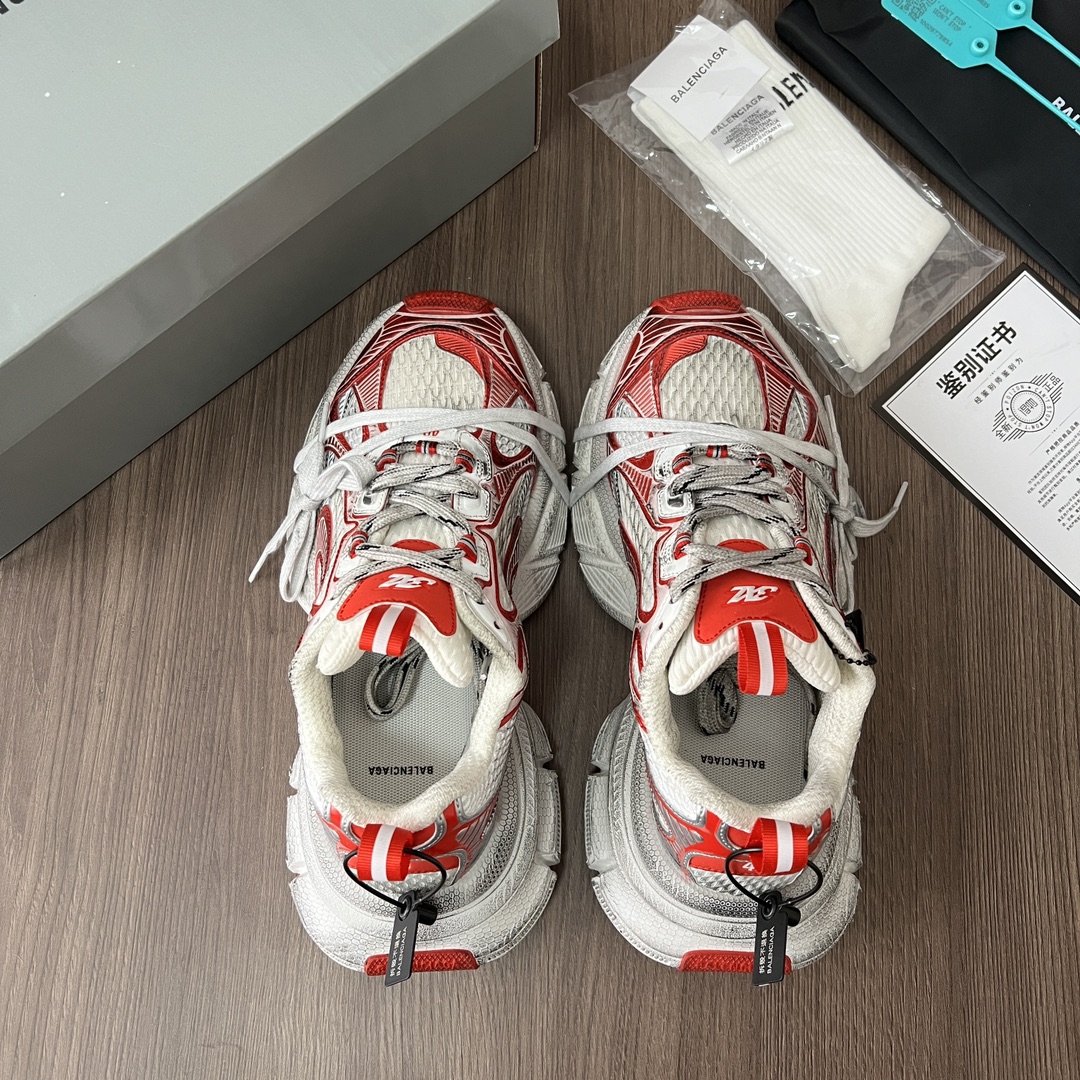 Balenciaga Balenciaga Phantom Sneaker 巴黎世家全新做旧十代白红潮流跑鞋 在延续 Track Trainer 户外轮廓和复杂鞋面结构的同时