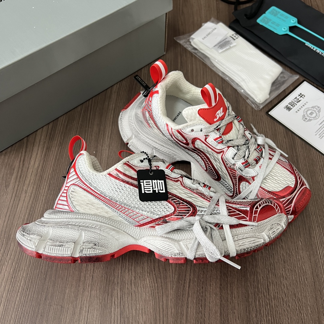 Balenciaga Balenciaga Phantom Sneaker 巴黎世家全新做旧十代白红潮流跑鞋 在延续 Track Trainer 户外轮廓和复杂鞋面结构的同时