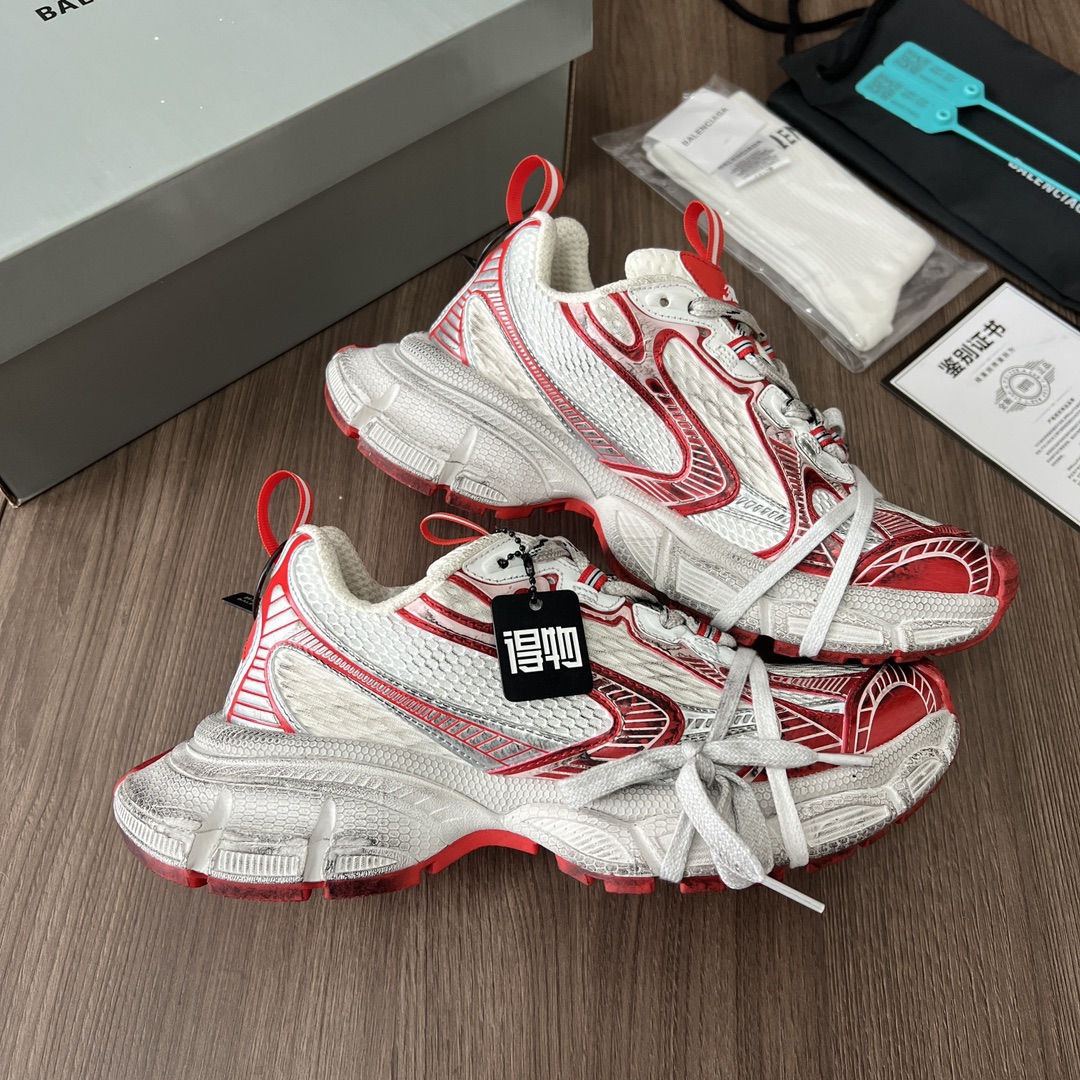 Balenciaga Balenciaga Phantom Sneaker 巴黎世家全新做旧十代白红潮流跑鞋 在延续 Track Trainer 户外轮廓和复杂鞋面结构的同时