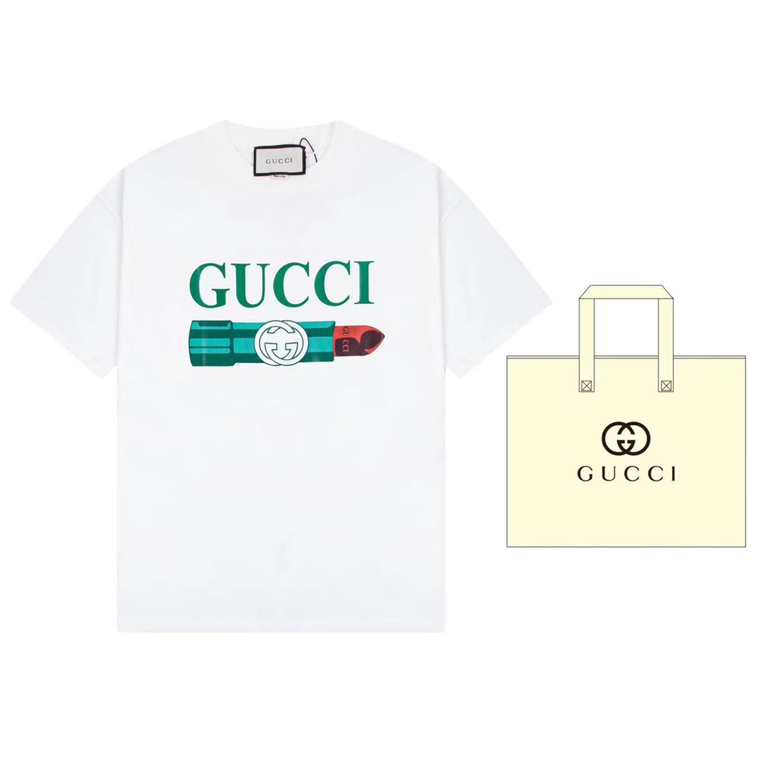 （➕5🉑配手提袋） Gucci 古驰 色彩鲜明的趣致印花是品牌成衣系列的一大特色，在这款白色针织棉T恤上，它以Gucci唇膏印花图案焕然呈现。这款单品采用超大造型和圆领设计。 原版面料 官方同款 定制240克同缸染面料 手感非常舒服 春…