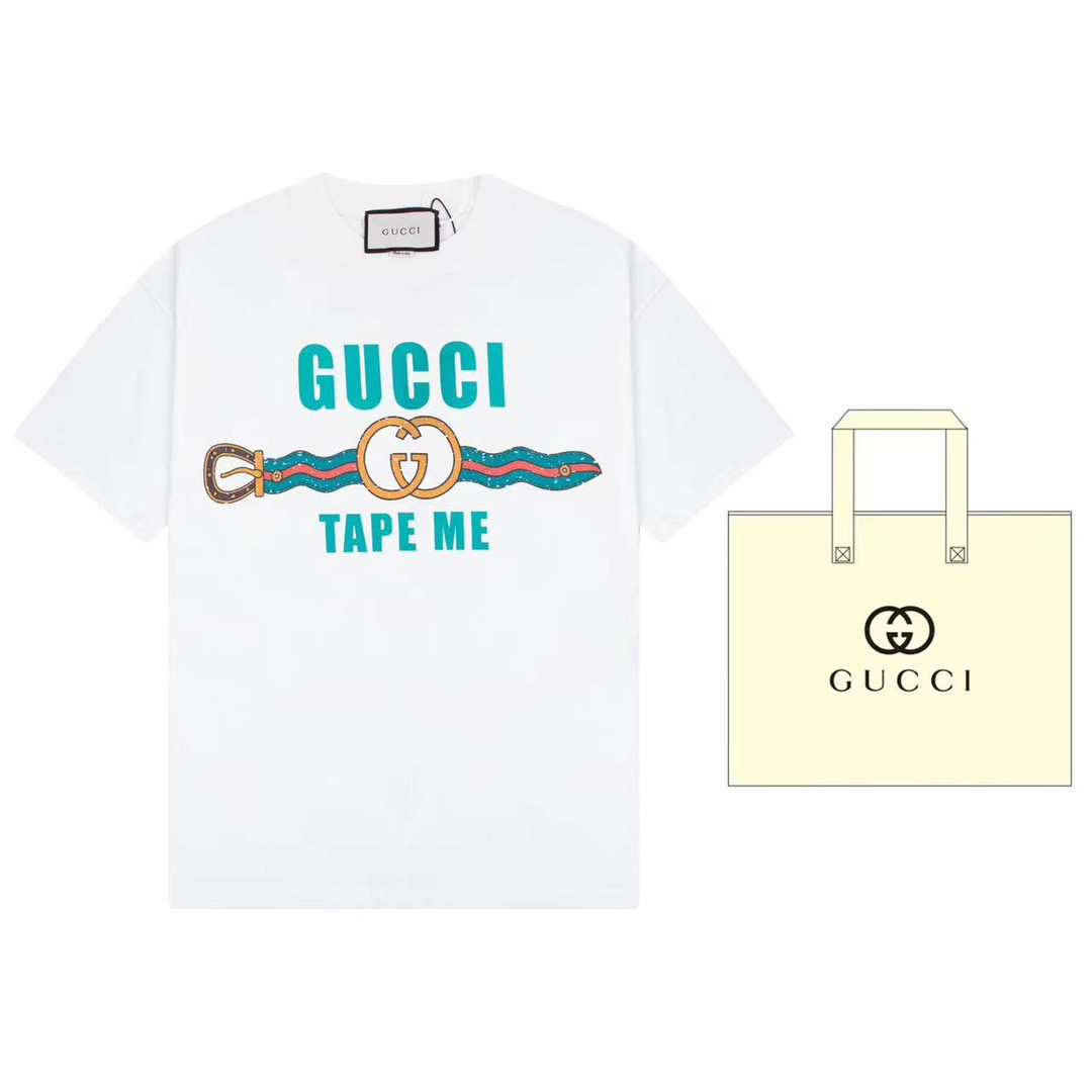 （➕5🉑配手提袋） Gucci 古驰 色彩鲜明的趣致印花是品牌成衣系列的一大特色，在这款红色针织棉T恤上，它以Gucci“Tape Me”印花图案焕然呈现。这款单品采用超大造型和圆领设计。 原版面料 官方同款 定制240克同缸染面料 手…