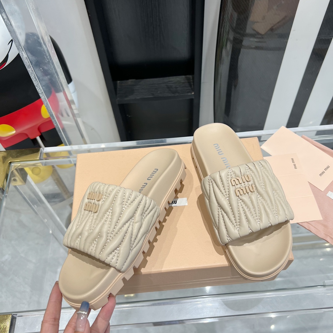 Miu Miu MiuMiu 拖鞋 真的太少女啦 小羊皮 软 舒适度超高 开发 所有细节都和 一致
