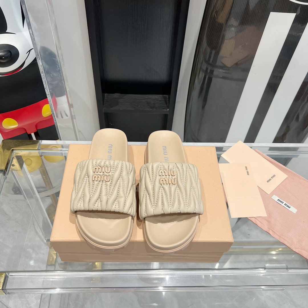 Miu Miu MiuMiu 拖鞋 真的太少女啦 小羊皮 软 舒适度超高 开发 所有细节都和 一致