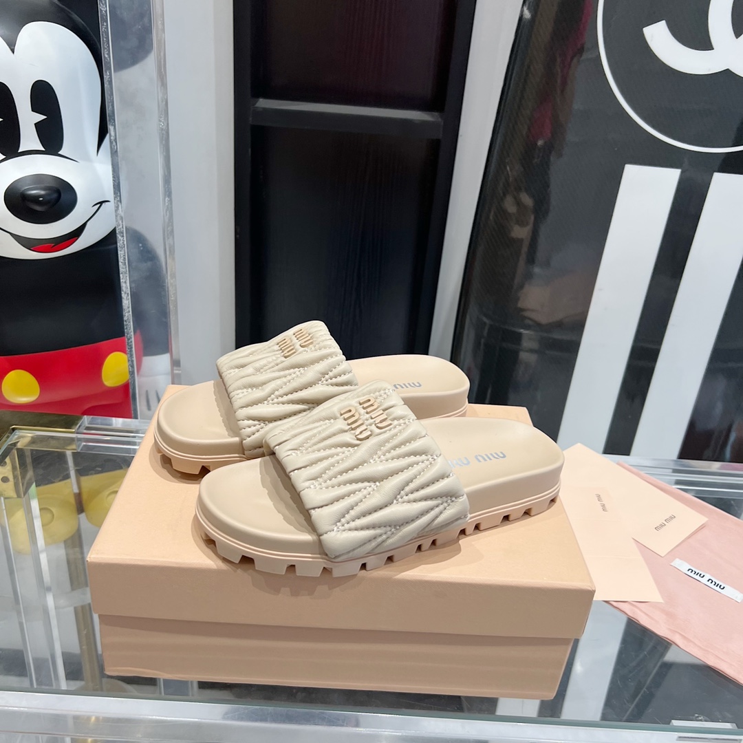 Miu Miu MiuMiu 拖鞋 真的太少女啦 小羊皮 软 舒适度超高 开发 所有细节都和 一致