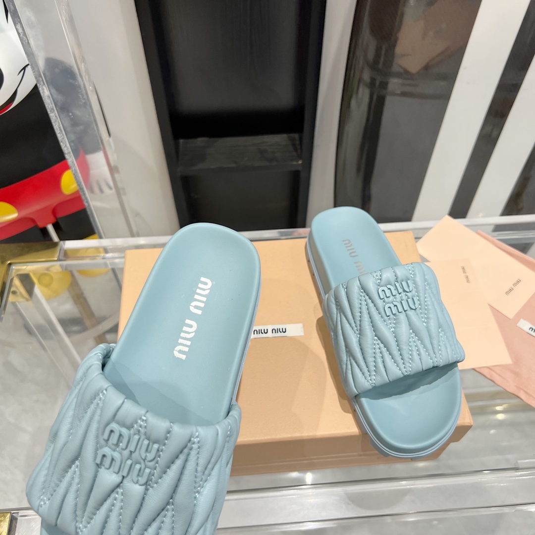Miu Miu MiuMiu 拖鞋 真的太少女啦 小羊皮 软 舒适度超高 开发 所有细节都和 一致