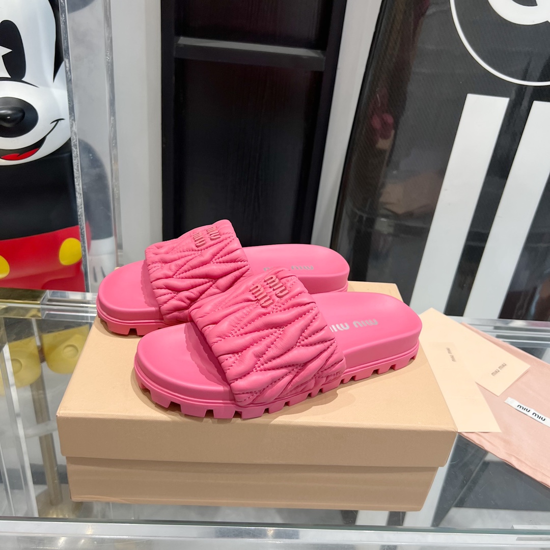 Miu Miu MiuMiu 拖鞋 真的太少女啦 小羊皮 软 舒适度超高 开发 所有细节都和 一致