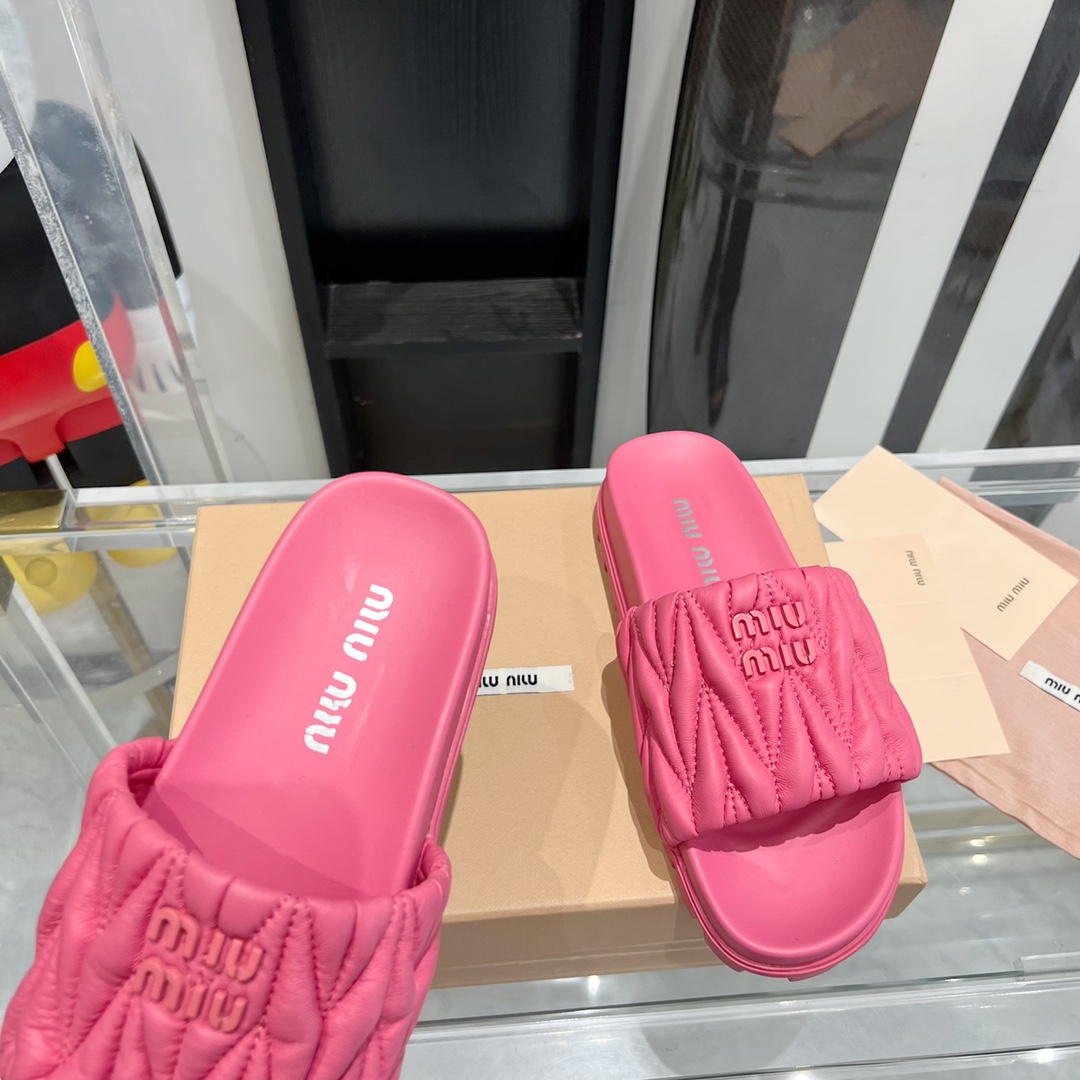 Miu Miu MiuMiu 拖鞋 真的太少女啦 小羊皮 软 舒适度超高 开发 所有细节都和 一致